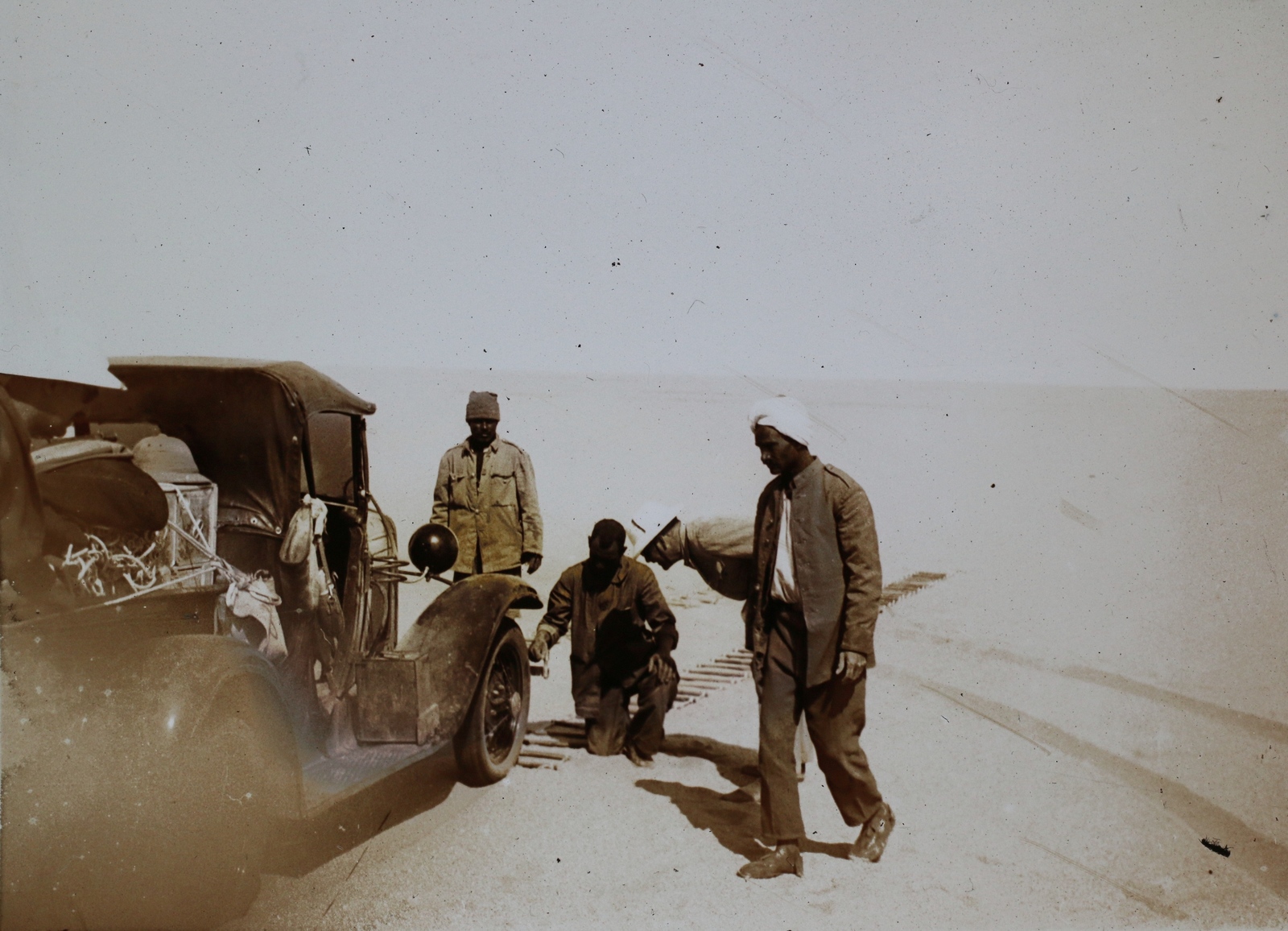 Egypt, Almásy László, Sir Robert Clayton, Hugh Penderel repülő őrnagy és Patrick Clayton expediciója a Szaharában 1932. április-májusában. Futóhomokban elakadt autó kiszabadítása kötéllétrák segítségével., 1932, Magyar Földrajzi Múzeum / Diagyűjtemény, Fortepan #96607