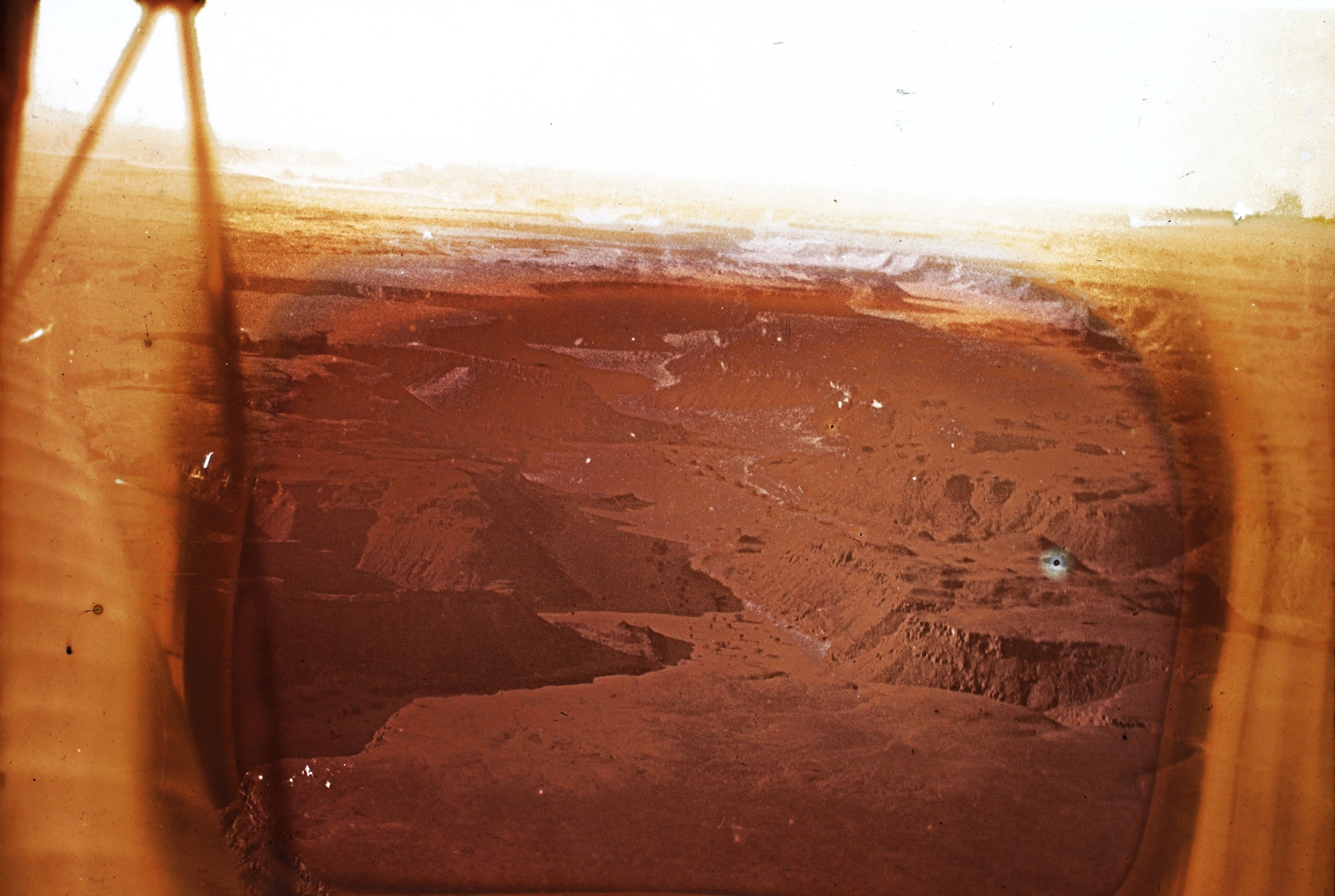 Egyiptom, Líbiai-sivatag, Almásy László, Sir Robert Clayton, Hugh Penderel repülő őrnagy és Patrick Clayton expediciója a Szaharában 1932. április-májusában. Wadi Abd el Melik ("Zarzura oázis"), a felvétel az expedició De Havilland DH.60 Gipsy Moth repülőgépéből készült., 1932, Magyar Földrajzi Múzeum / Diagyűjtemény, színes, sérült kép, sivatag, Fortepan #96612