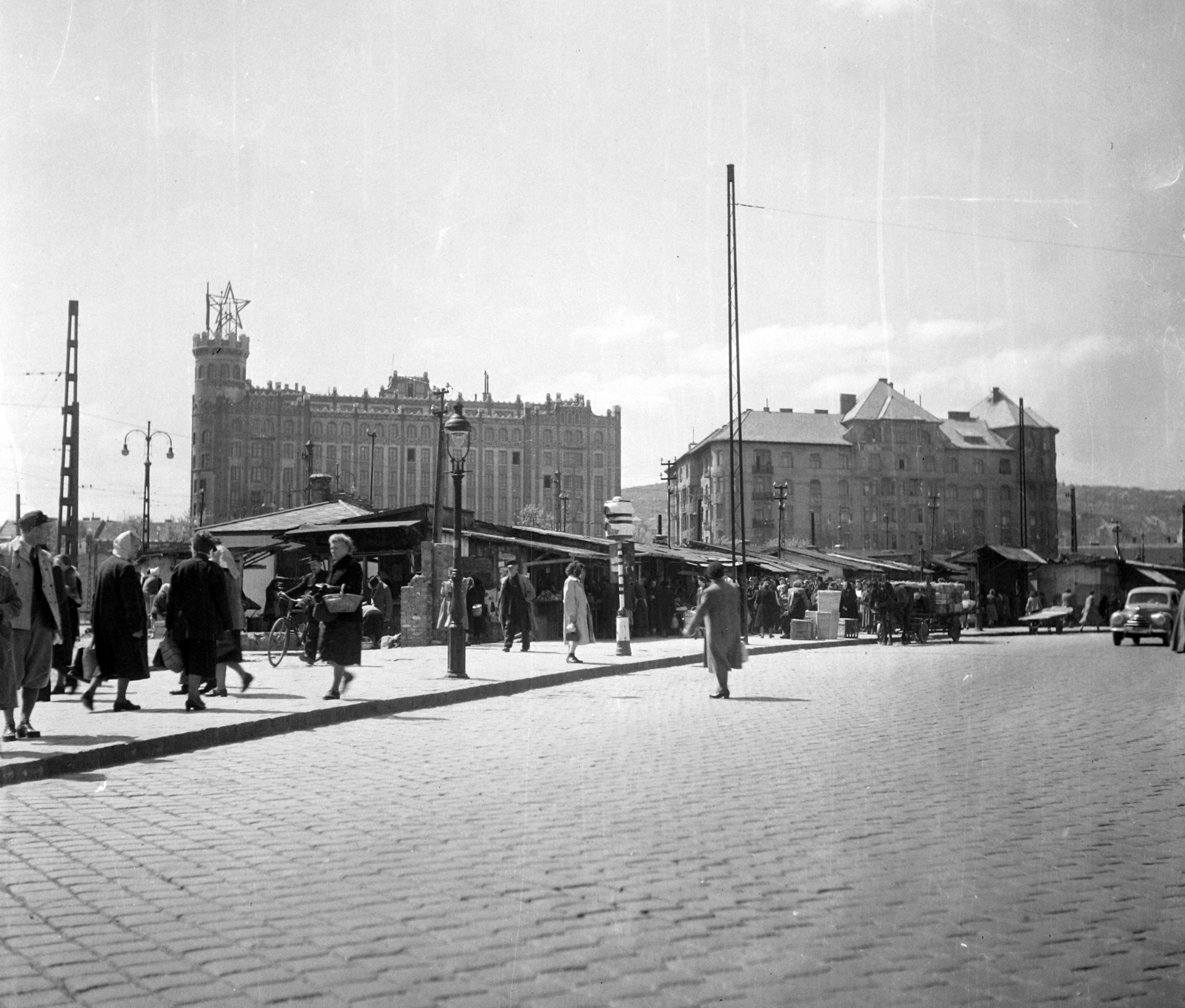 Hungary, Budapest XII.,Budapest II., Széll Kálmán (Moszkva) tér, balra a Postapalota., 1951, UVATERV, traffic, market, square, pedestrian, street view, signal, Red Star, cobblestones, eclectic architecture, Budapest, post office, Gyula Sándy-design, bicycle, Fortepan #96620