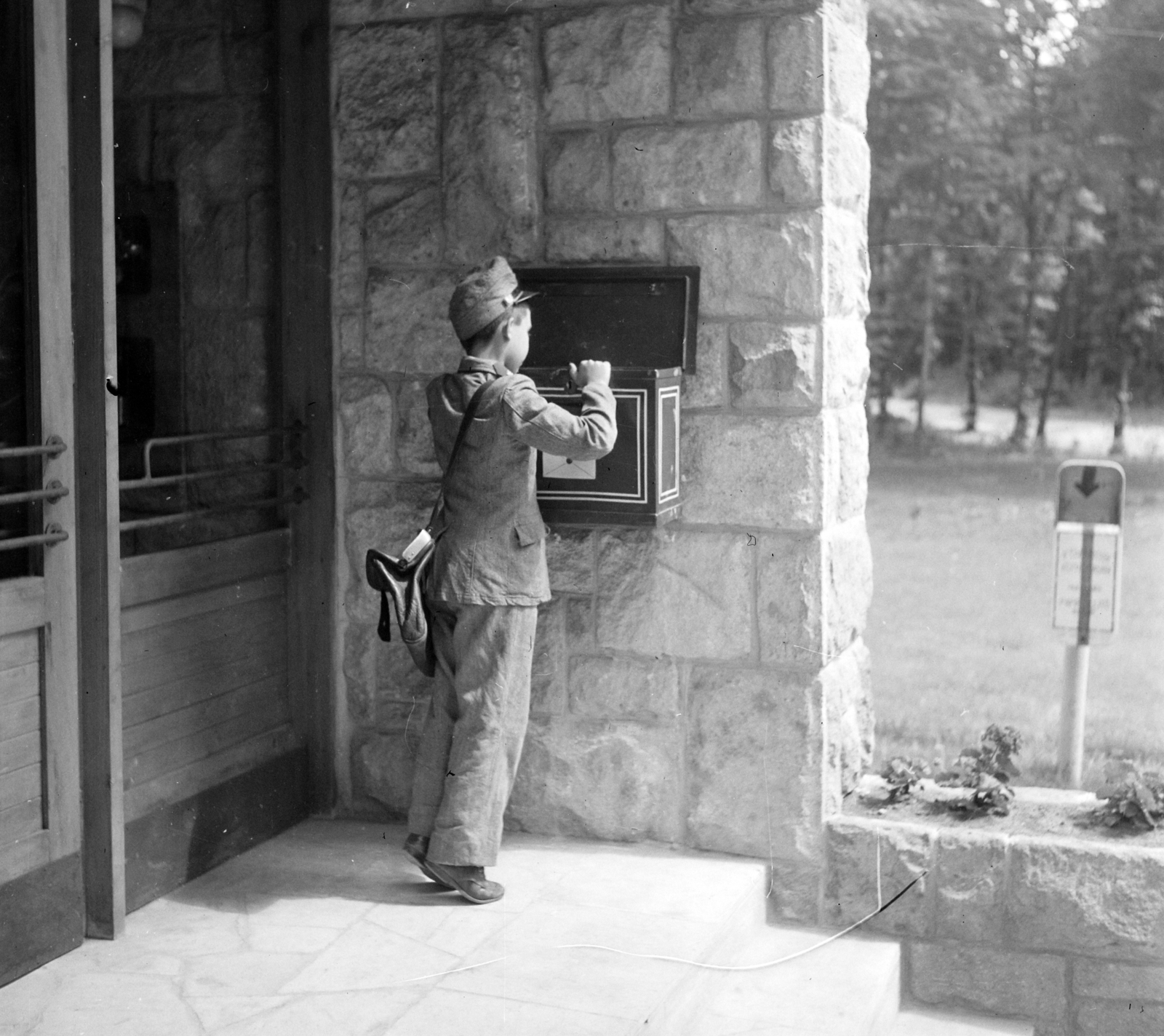 Hungary, Budapest XII., Csillebérci úttörőtábor, posta., 1951, UVATERV, letter box, postman, trash can, Budapest, Fortepan #96622