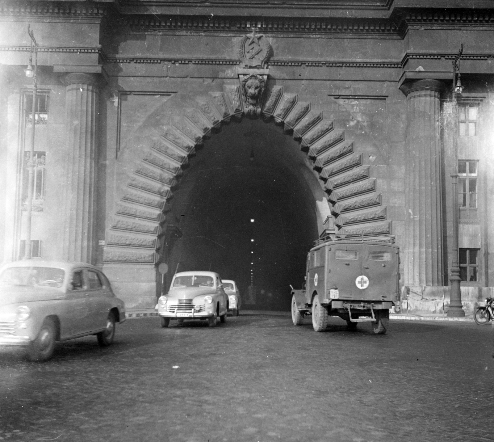 Magyarország, Budapest I., Clark Ádám tér, az Alagút bejárata., 1954, UVATERV, utcakép, mentőautó, alagút, lámpaoszlop, címer, GAZ M20 Pobeda, Csepel 130, Budapest, Rákosi-címer, Fortepan #96628