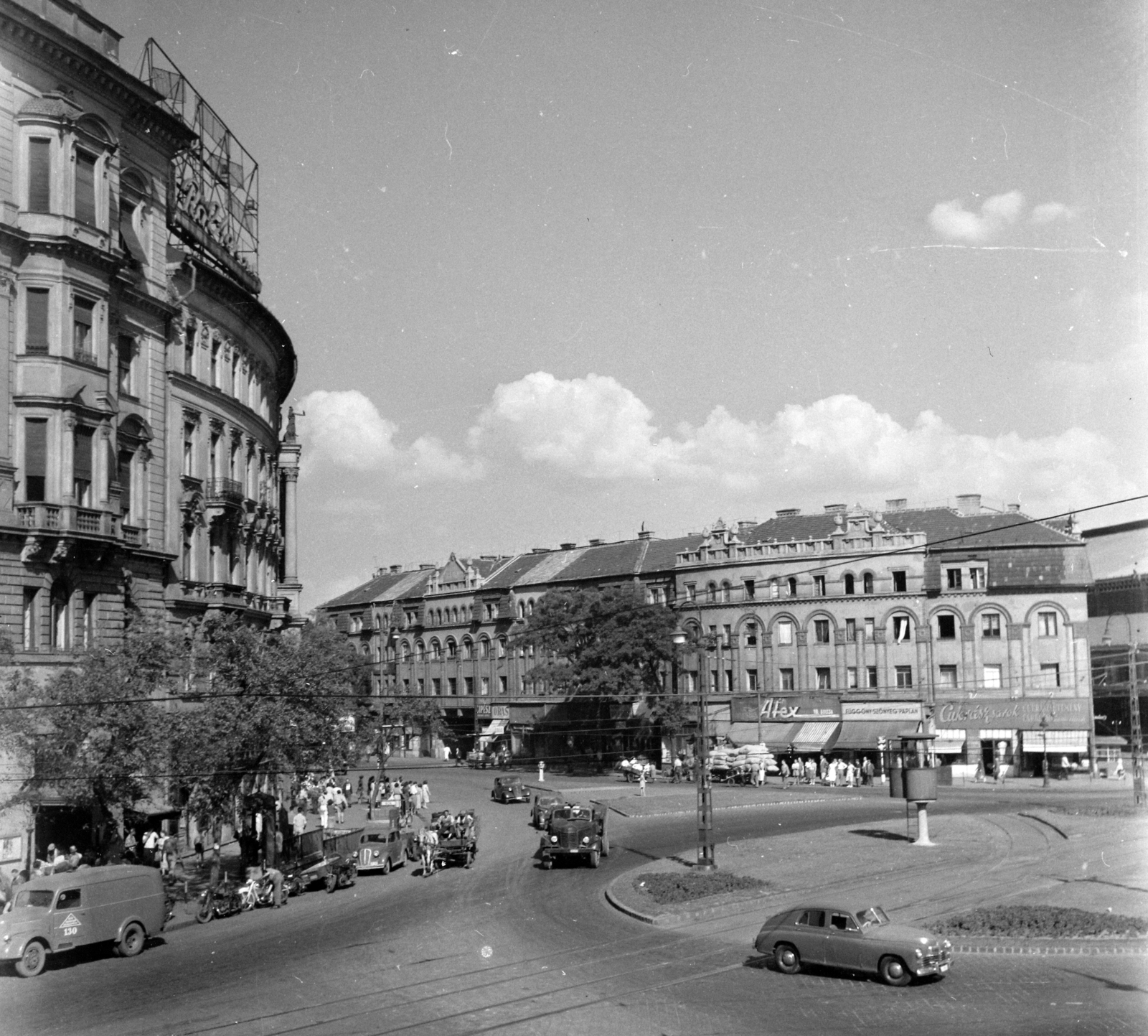 Magyarország, Budapest VI.,Budapest XIII., Nyugati (Marx) tér, balra a Váci út torkolata, szemben a Westend-ház., 1953, UVATERV, cégtábla, motorkerékpár, lovaskocsi, járókelő, teherautó, utcakép, életkép, telefonfülke, csibilámpa, automobil, GAZ M20 Pobeda, furgon, rendőrkalitka, Budapest, sínpálya, Zisz-150, Phänomen Granit, Fortepan #96630