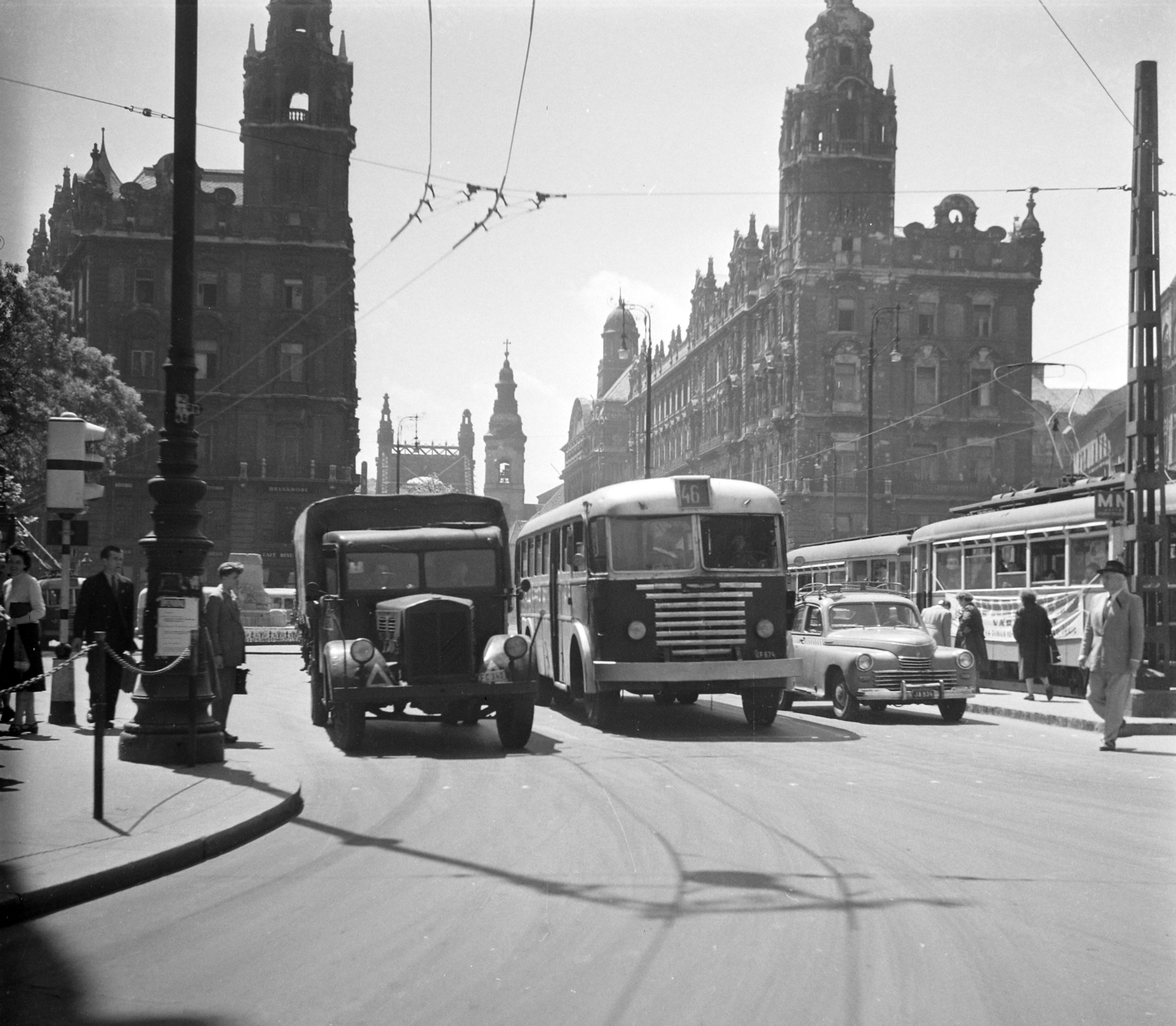 Hungary, Budapest V., Ferenciek tere (Felszabadulás tér) a Szabad sajtó út felé nézve. Háttérben az Erzsébet híd., 1957, UVATERV, bus, war damage, commercial vehicle, genre painting, signal, taxicab, tram, wrecked bridge, tram stop, M20 Pobeda, number plate, eclectic architecture, Budapest, Duna-bridge, Antal Kherndl-design, Aurél Czekelius-design, public transport line number, Fortepan #96637