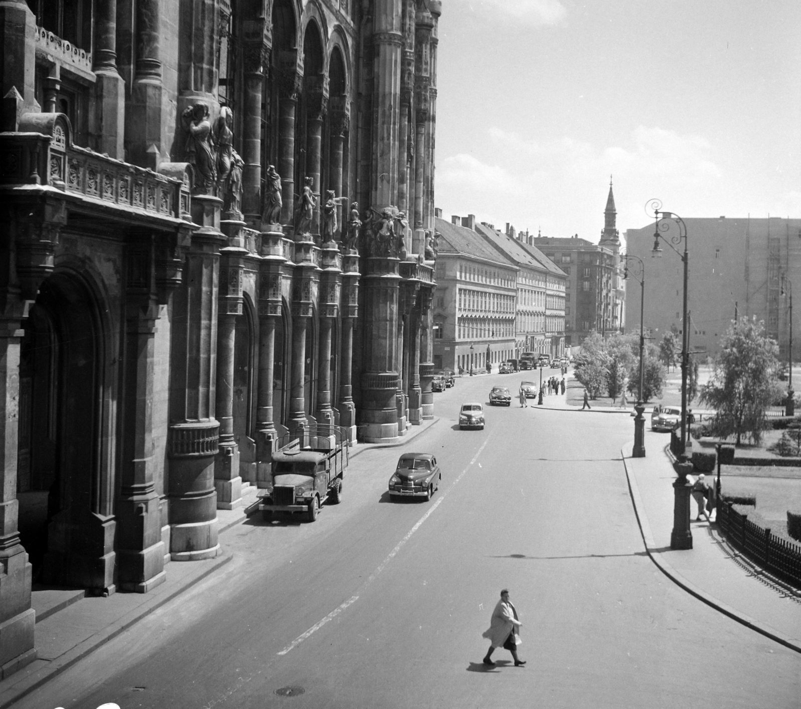 Magyarország, Budapest V., Vigadó tér az Apáczai Csere János utca felé nézve., 1957, UVATERV, járókelő, teherautó, utcakép, életkép, EMW-márka, Feszl Frigyes-terv, lámpaoszlop, épületkár, automobil, GAZ M20 Pobeda, Skoda 1101/1102 Tudor, Budapest, rendezvényközpont, Fortepan #96638