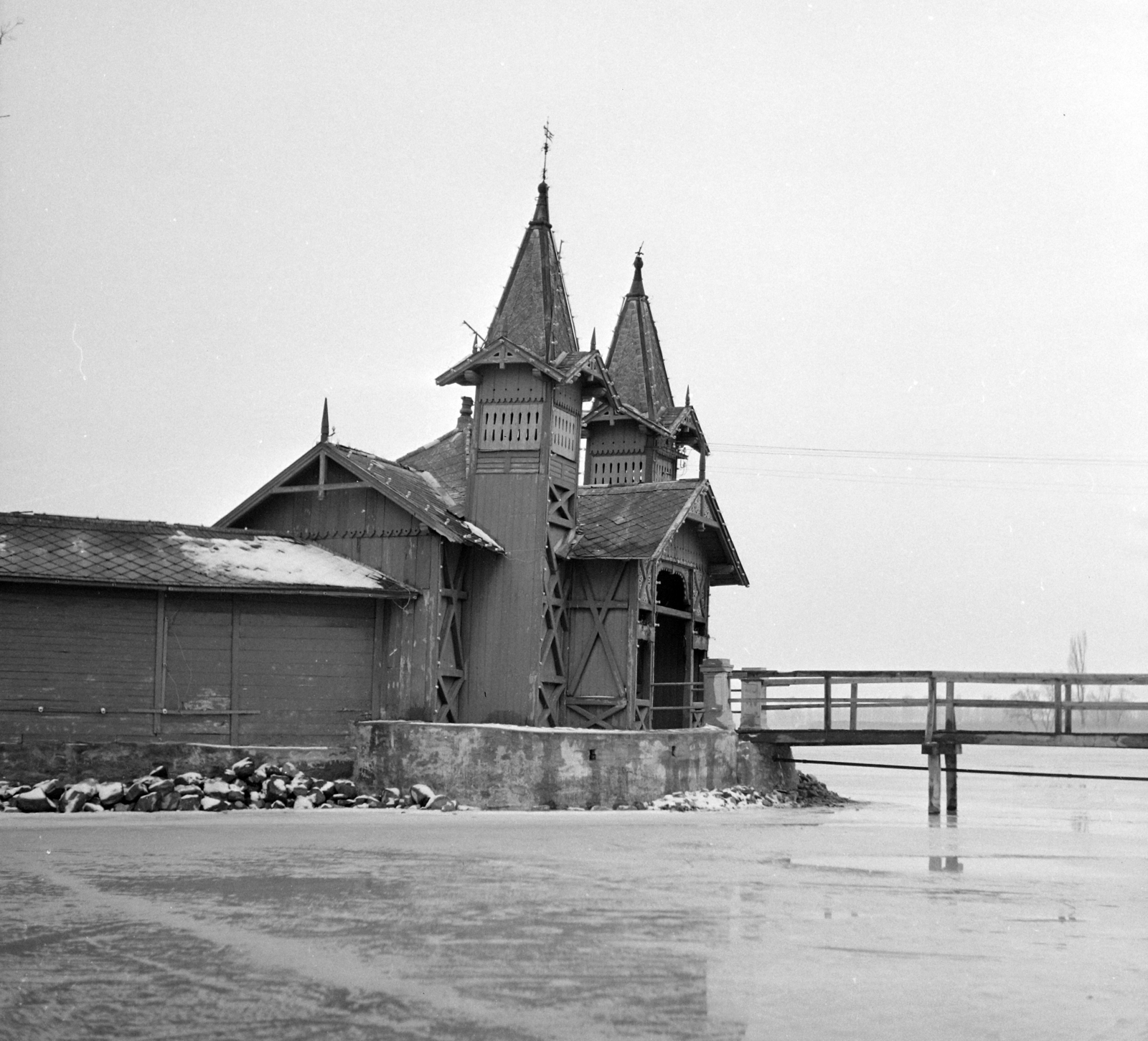 Magyarország,Balaton, Keszthely, Szigetfürdő / Sziget-strand., 1958, UVATERV, strand, fachwerk, fahíd, Fortepan #96642