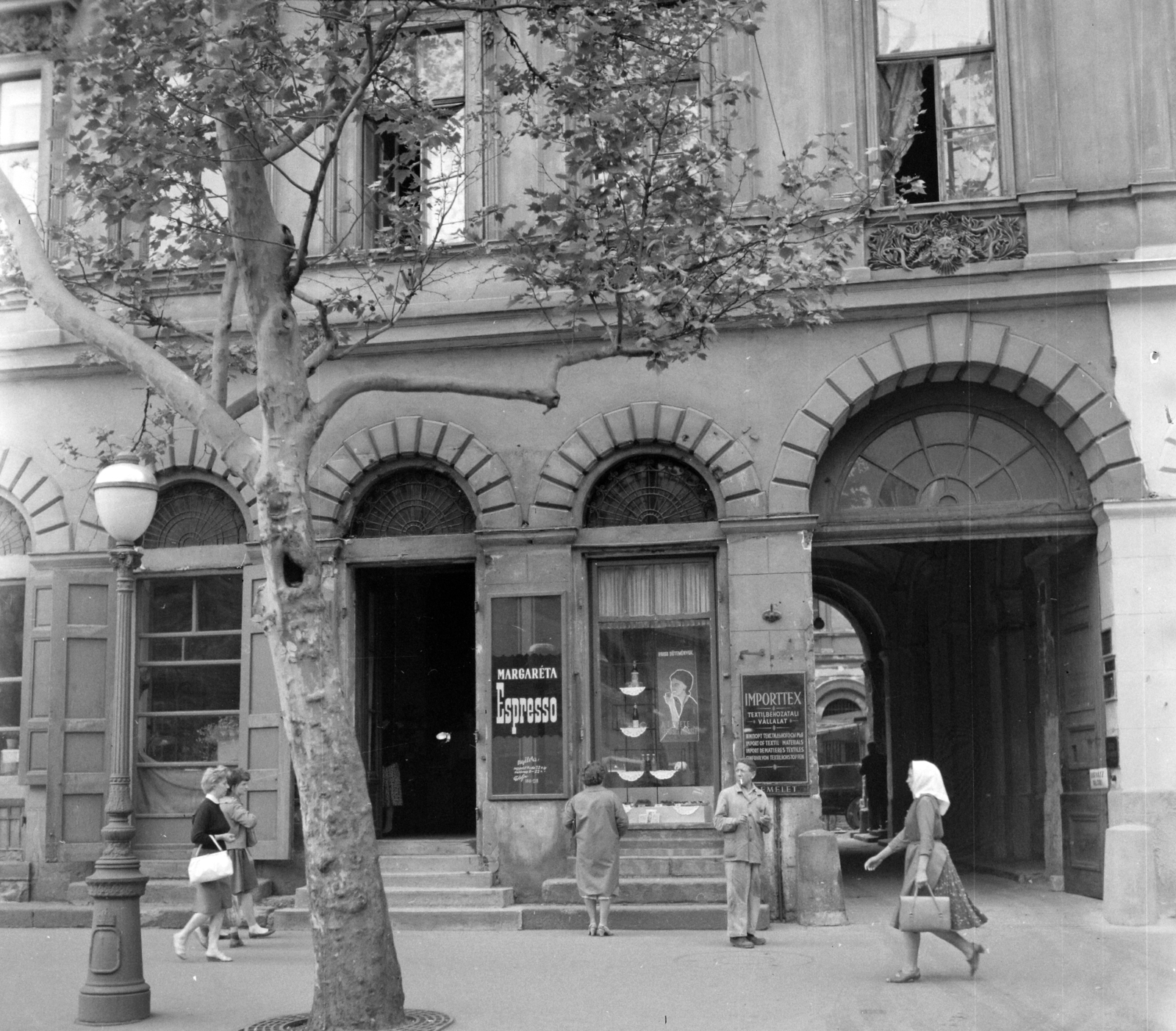 Hungary, Budapest V., Bajcsy-Zsilinszky út 16., Margaréta eszpresszó., 1963, UVATERV, Show window, pedestrian, espresso, wood, Budapest, street lamp, Fortepan #96645