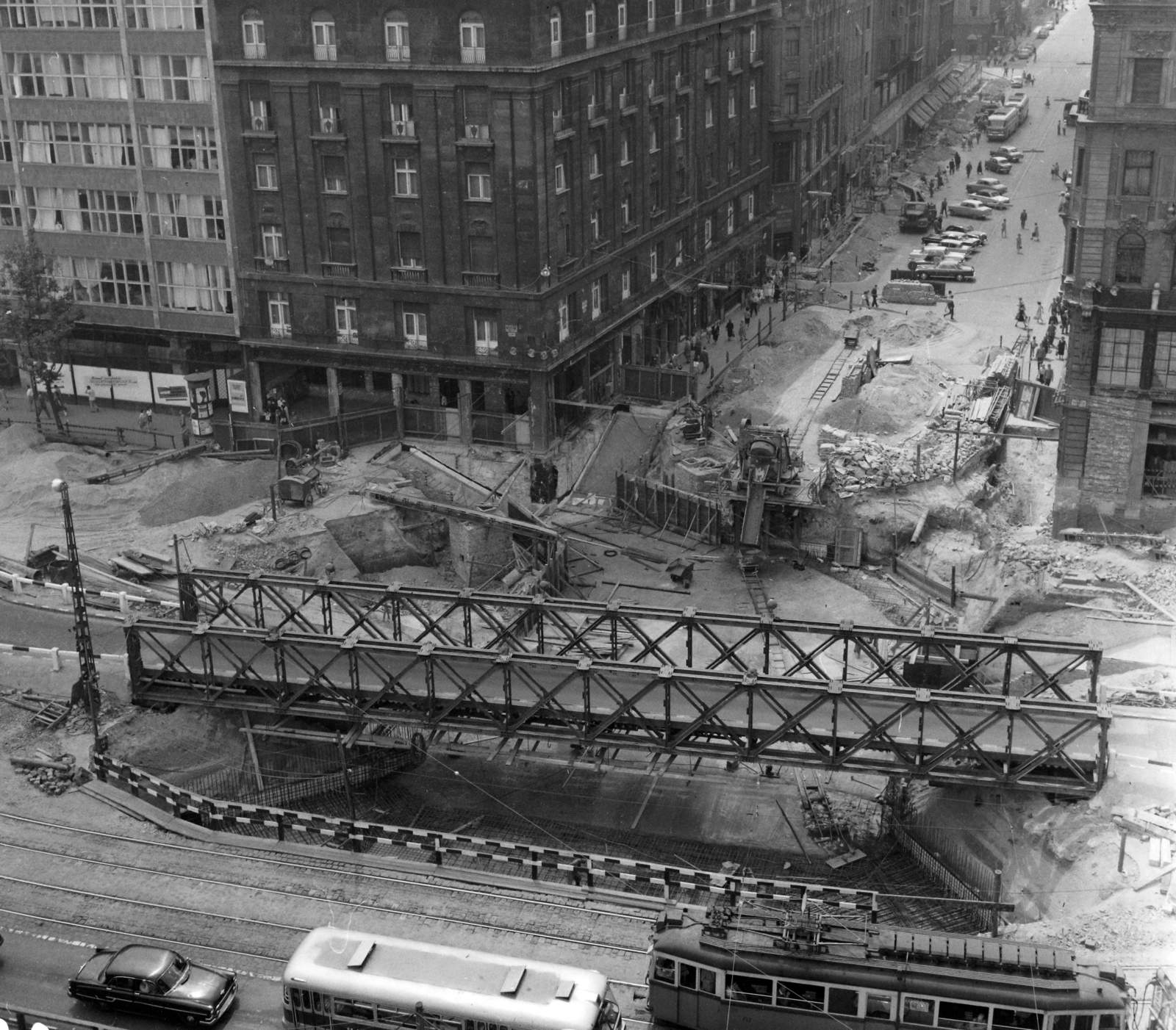 Hungary, Budapest V., Astoria kereszteződés, metróépítés. Előtérben az aluljáró építésénél felhasznált Zagyva híd, szemben a Kossuth Lajos utca., 1963, UVATERV, bridge, bus, construction, street view, genre painting, tram, ad pillar, car park, subway construction, Budapest, Fortepan #96648