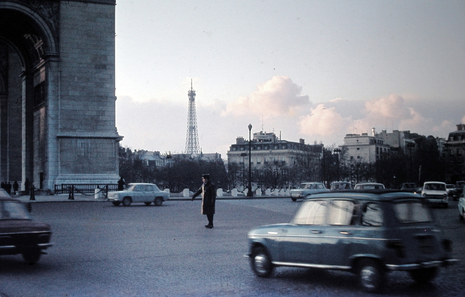 Franciaország, Párizs, Place Charles de Gaulle (Place de l'Etoile) a Diadalívtől az Eiffel-torony felé nézve., 1967, Fortepan, színes, torony, diadalív, Gustave Eiffel-terv, Fortepan #9665