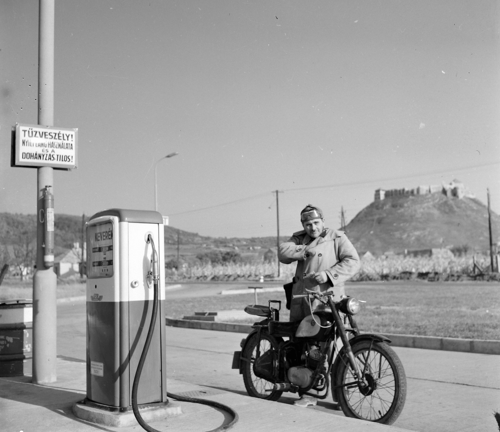 Hungary, Sümeg, Alkotmány utca, benzinkút. Háttérben a Vár., 1965, UVATERV, motorcycle, gas station, castle, Csepel-brand, untitled, Fortepan #96669