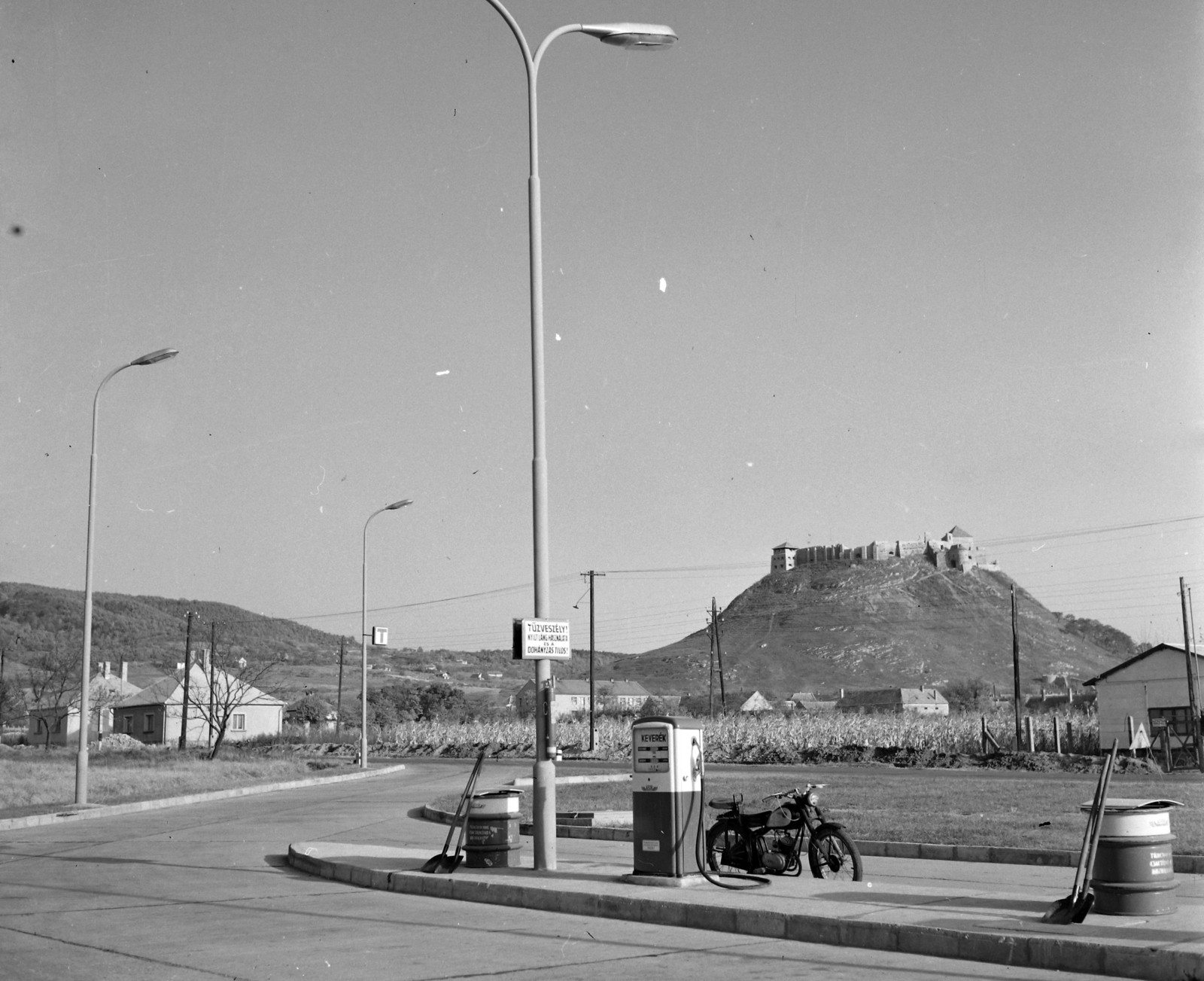 Magyarország, Sümeg, Alkotmány utca, benzinkút. Háttérben a Vár., 1965, UVATERV, motorkerékpár, benzinkút, vár, Csepel-márka, Csepel 125, Fortepan #96670