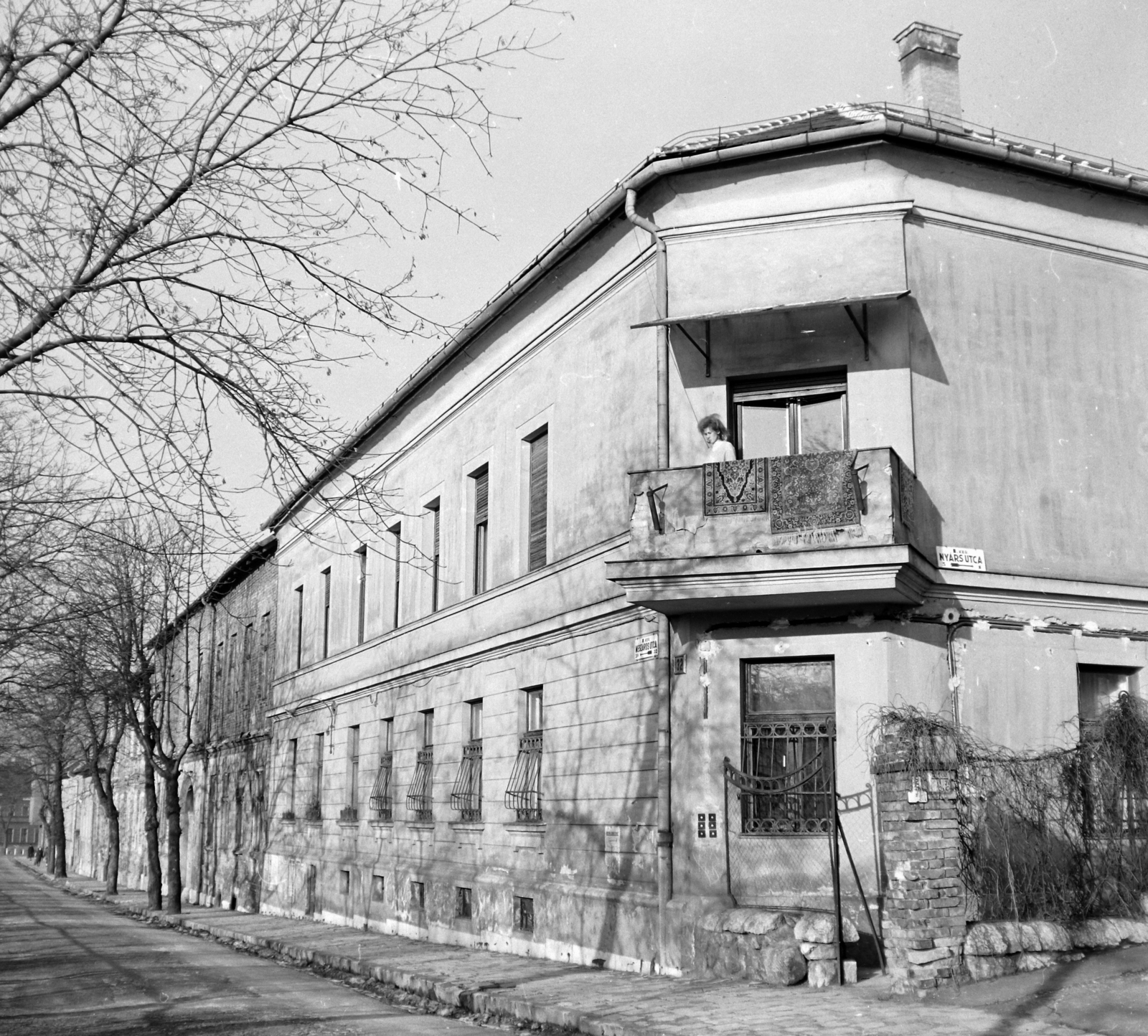 Magyarország, Budapest I., Mészáros utca, jobbra a Nyárs utca torkolata., 1965, UVATERV, szőnyeg, utcakép, utcanévtábla, Budapest, Fortepan #96672