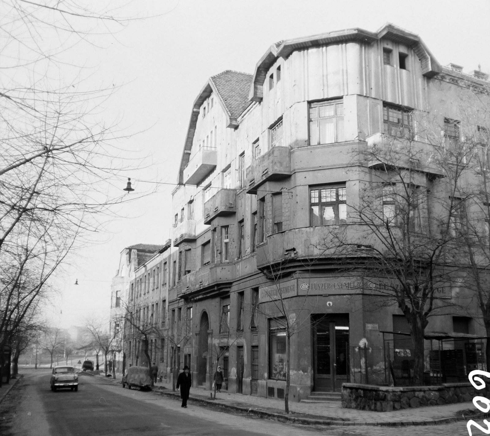 Magyarország, Budapest I., Zsolt utca, jobbra a Derék utca torkolata., 1965, UVATERV, cégtábla, utcakép, Moszkvics-márka, Budapest, élelmiszerbolt, Közért Vállalat, Fortepan #96676