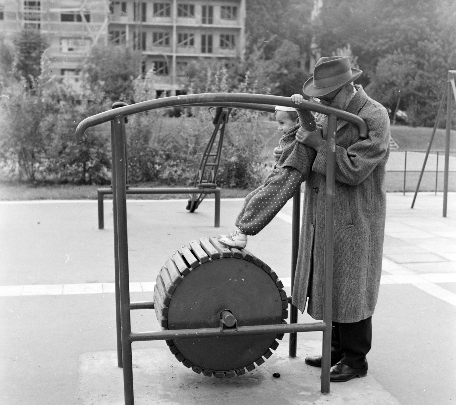 Hungary, Városmajor, Budapest XII., játszótér, háttérben a Maros utca., 1968, UVATERV, playground, Budapest, treadwheel, Fortepan #96680