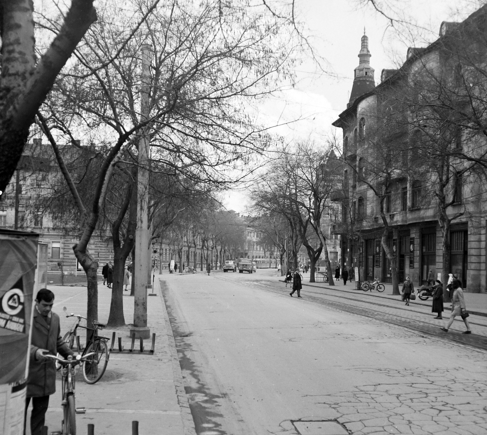 Magyarország, Szeged, Tisza Lajos (Lenin) körút, középen a Mérey utca (balra) és a Kiss Ernő utca (jobbra) torkolata., 1969, UVATERV, kerékpár, motorkerékpár, IFA-márka, Csepel-márka, villamos, IFA W50, Csepel D450, kerékpár tároló, Fortepan #96685