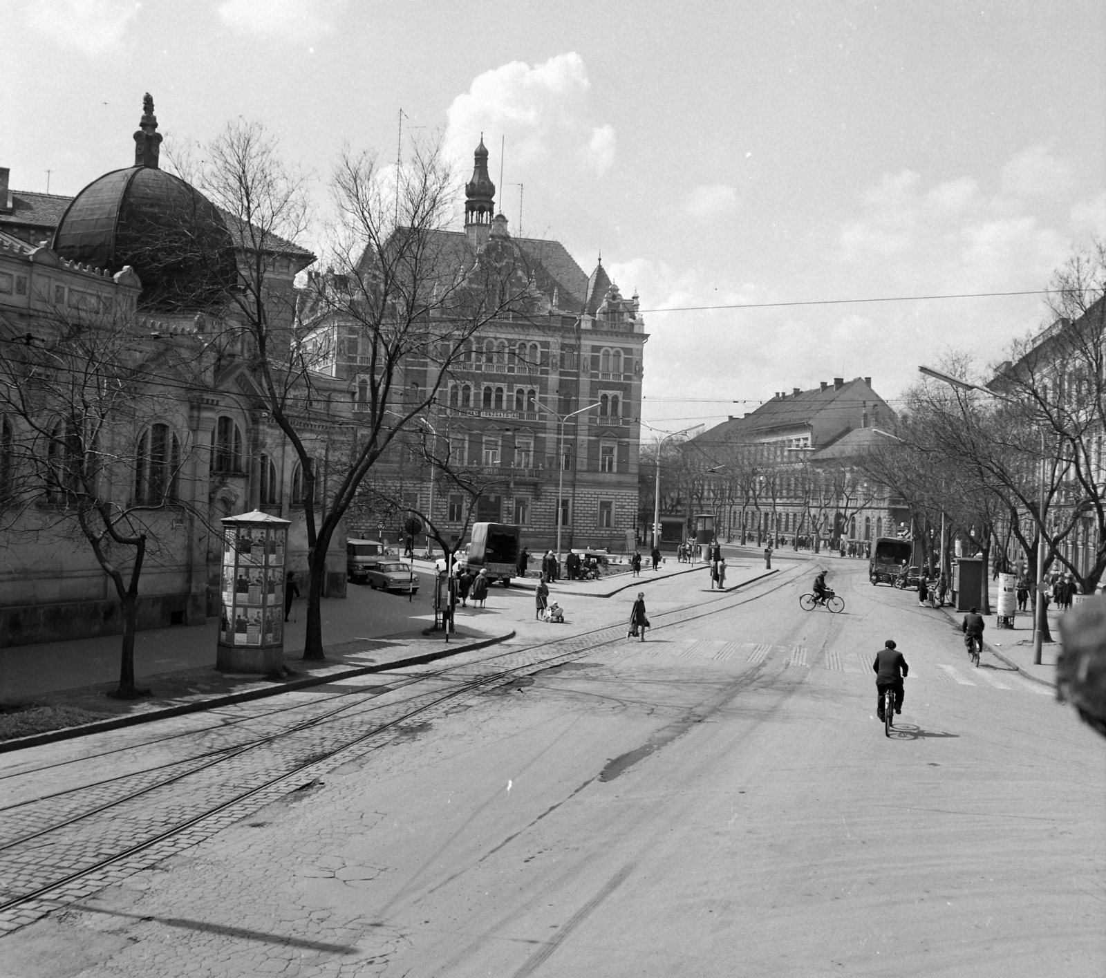 Hungary, Szeged, Tisza Lajos (Lenin) körút, balra az Anna fürdő épülete, szemben a MÁV székház., 1969, UVATERV, bicycle, Trabant-brand, baby carriage, Zuk-brand, crosswalk, Fortepan #96686