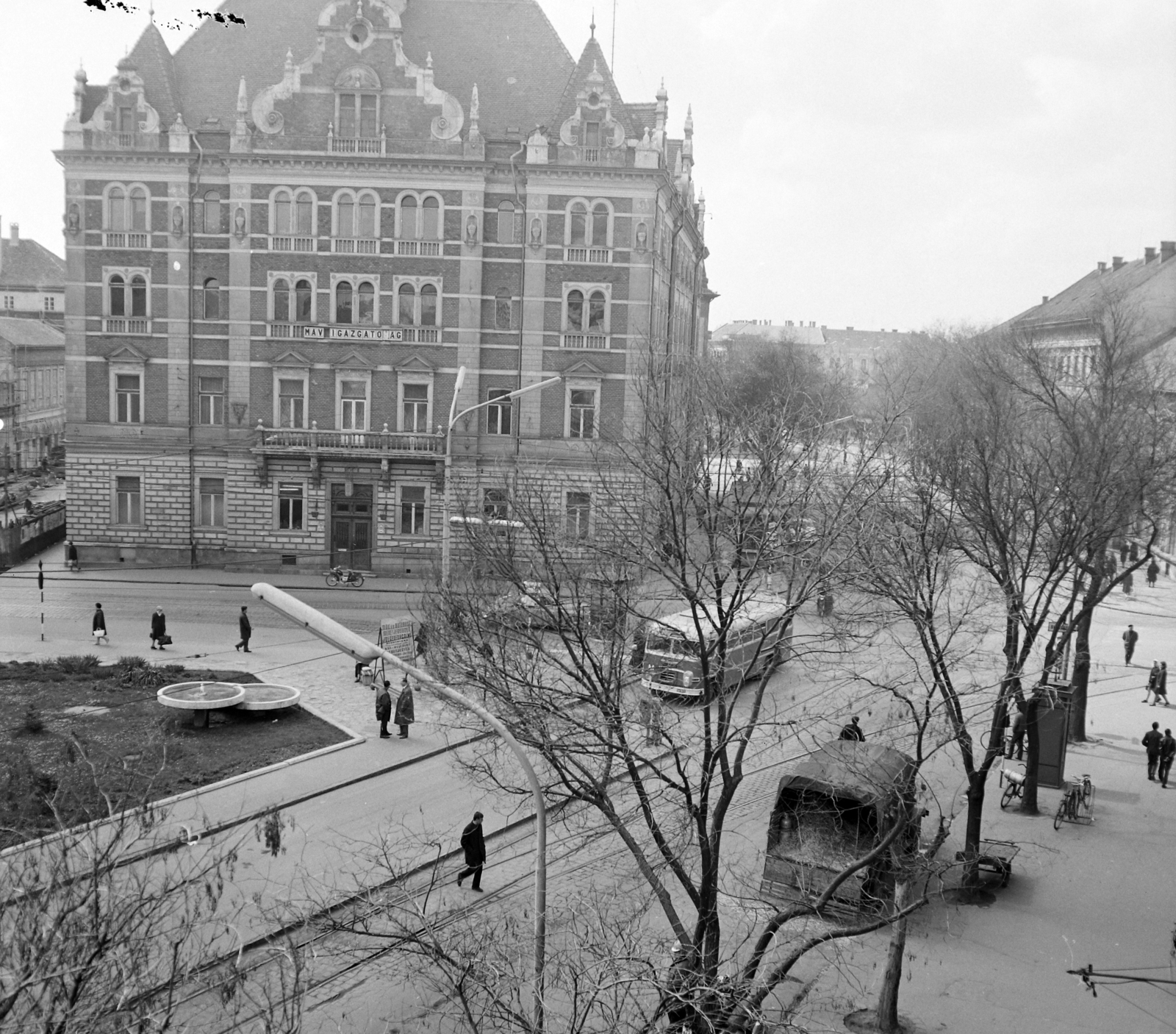 Magyarország, Szeged, Tisza Lajos (Lenin) körút, balra az Anna-kút és a MÁV székház., 1969, UVATERV, magyar gyártmány, Ikarus-márka, Ikarus 31/311, Fortepan #96691