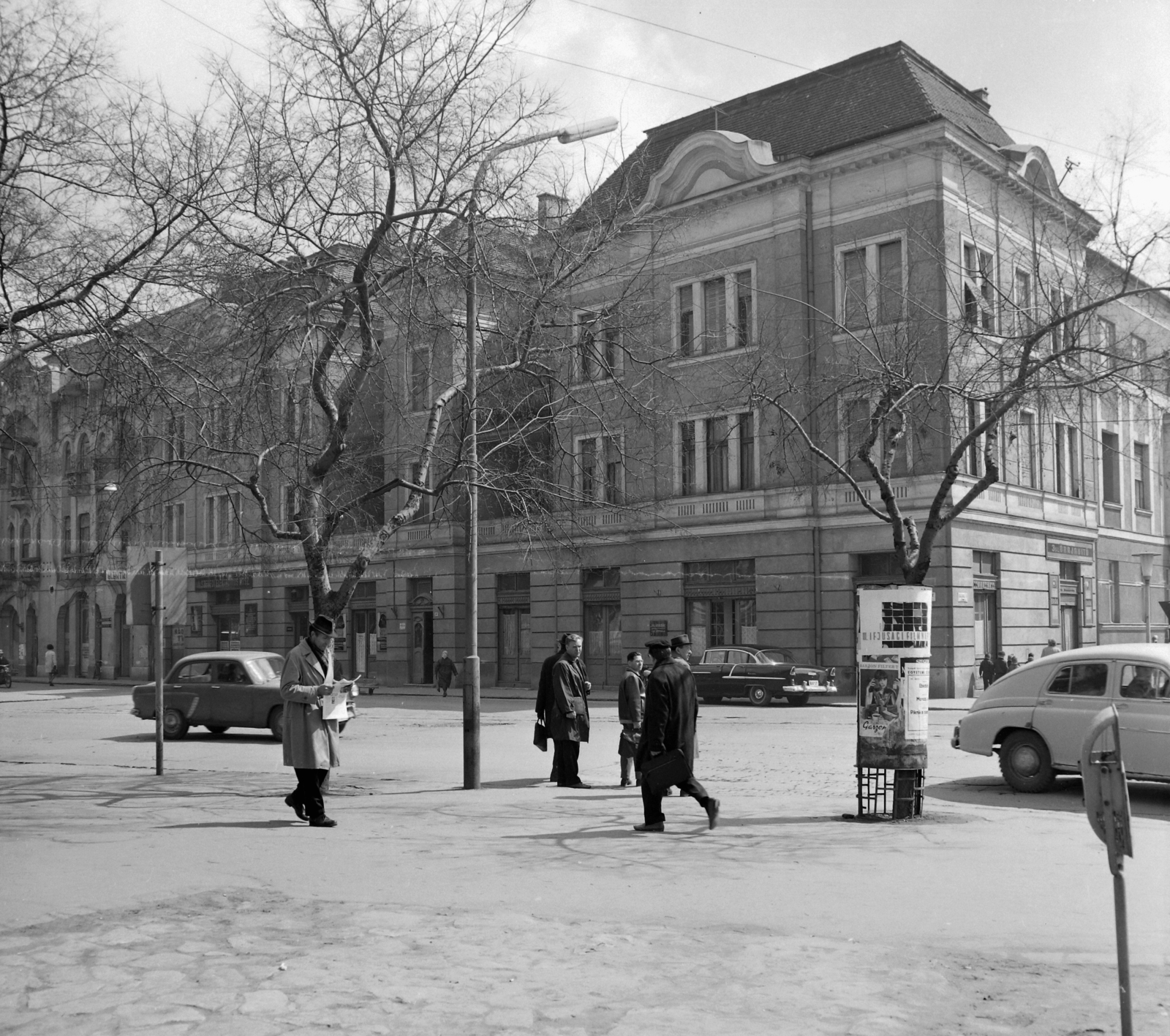 Hungary, Szeged, Dugonics tér, szemben a Tisza Lajos (Lenin) körút - Dugonics tér sarok., 1969, UVATERV, automobile, traffic, pedestrian, cornerhouse, Fortepan #96692