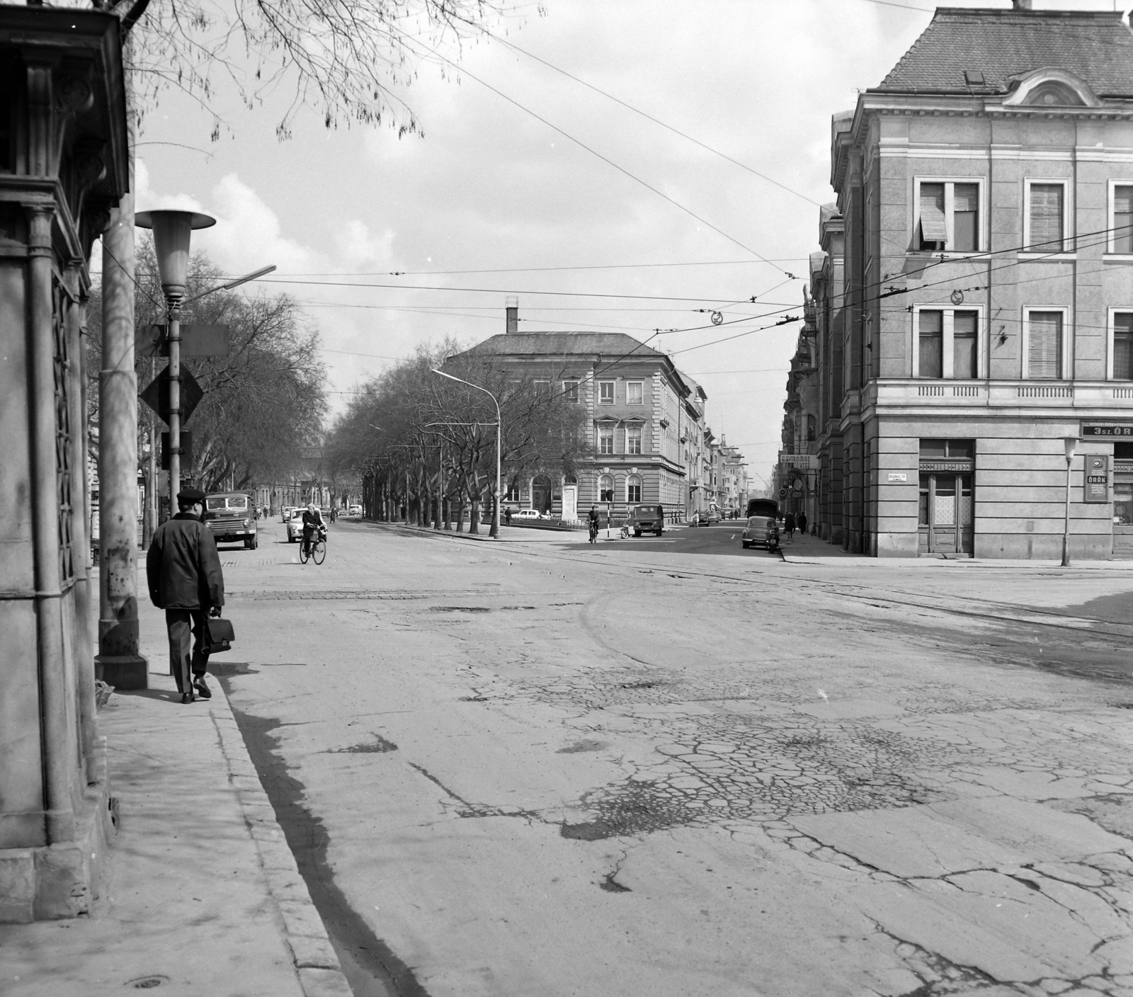 Hungary, Szeged, Tisza Lajos (Lenin) körút és a Feketesas (Bajcsy-Zsilinszky) utca a Dugonics térről nézve., 1969, UVATERV, bicycle, Hungarian brand, Zuk-brand, Csepel-brand, Csepel D450, Fortepan #96693