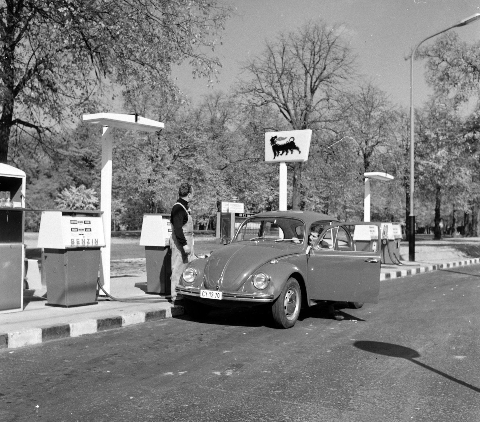 Magyarország, Budapest XIV., Ajtósi Dürer sor., 1970, UVATERV, benzinkút, Volkswagen Bogár, Agip-márka, Budapest, Fortepan #96702