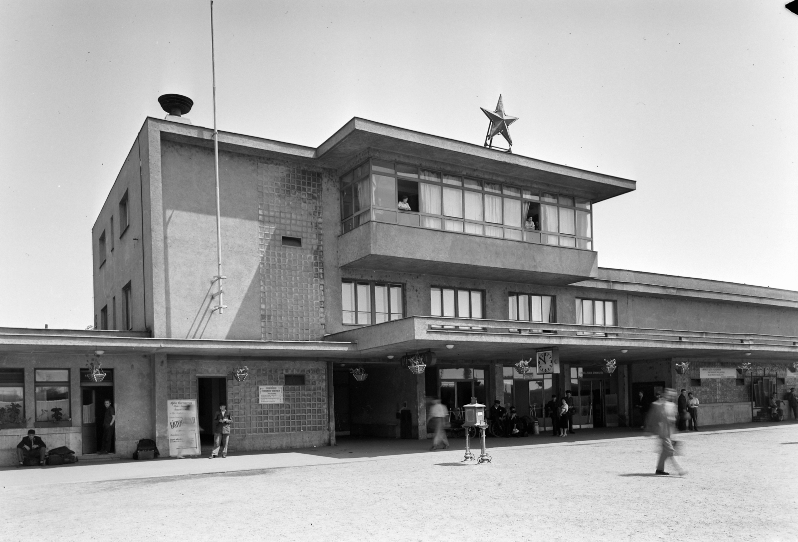 Magyarország, Nyíregyháza, vasútállomás., 1959, UVATERV, plakát, óra, postaláda, vörös csillag, vasútállomás, légó sziréna, Fortepan #96713