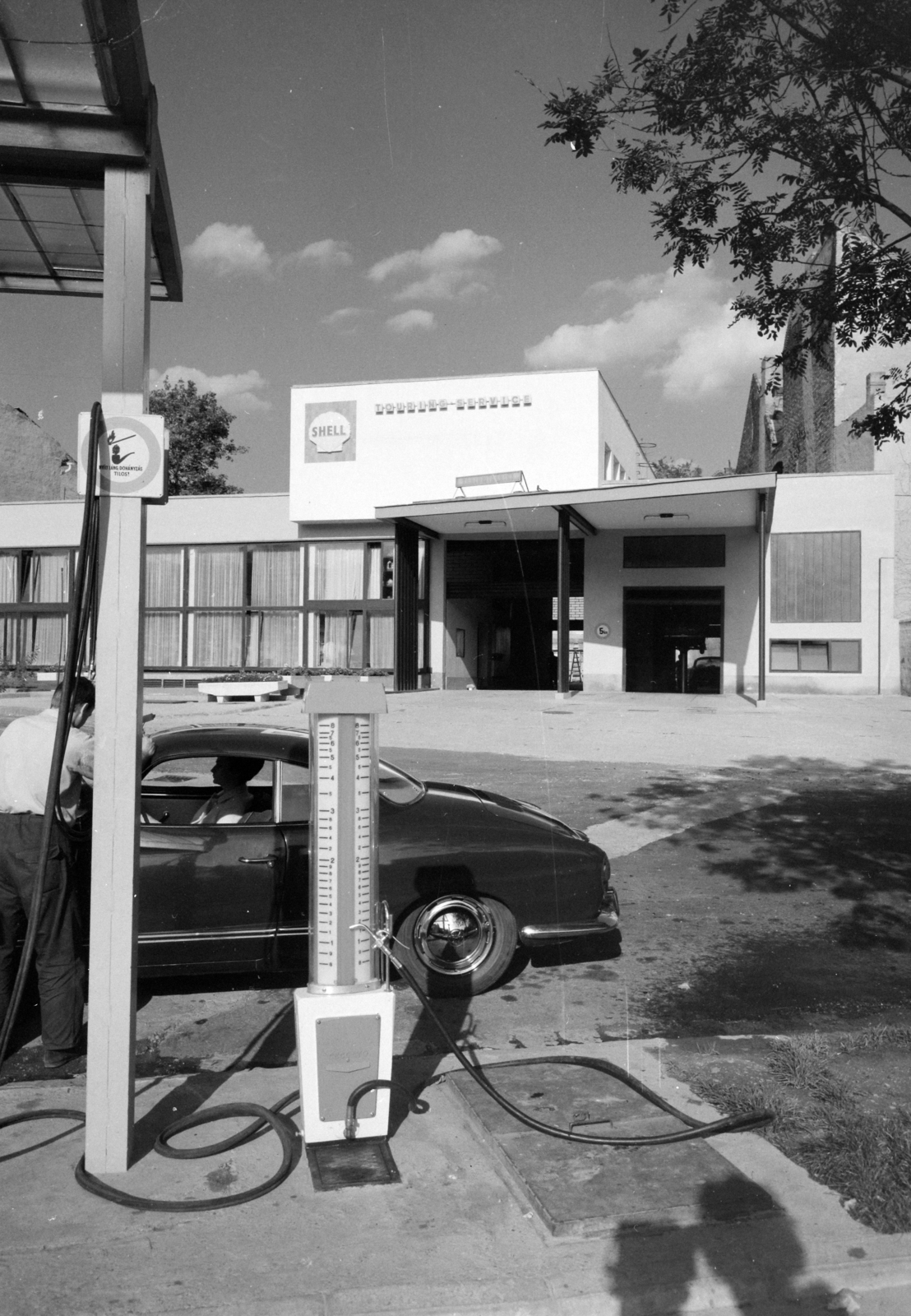 Hungary, Budapest I., Mészáros utca, benzinkút és szerviz a Zsolt utca torkolatánál., 1966, UVATERV, Volkswagen-brand, gas station, Shell-brand, Budapest, Fortepan #96726