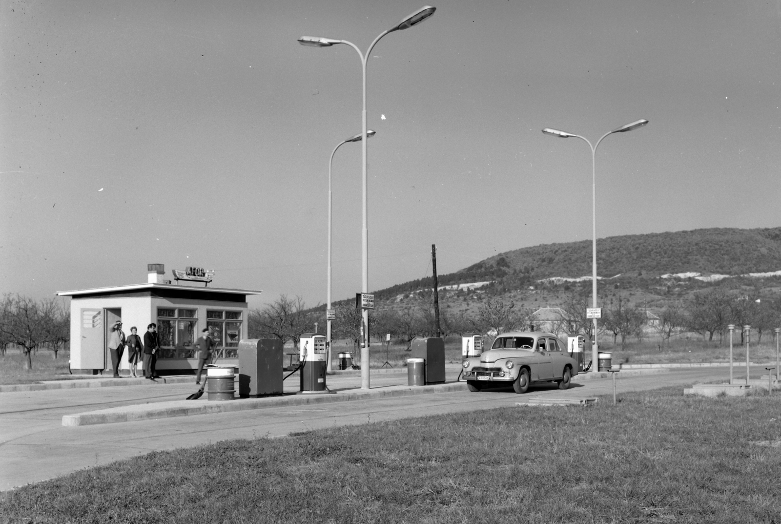 Hungary, Sümeg, Alkotmány utca, benzinkút. Háttérben az Öreghegy., 1965, UVATERV, GAZ-brand, gas station, M20 Pobeda, Fortepan #96730