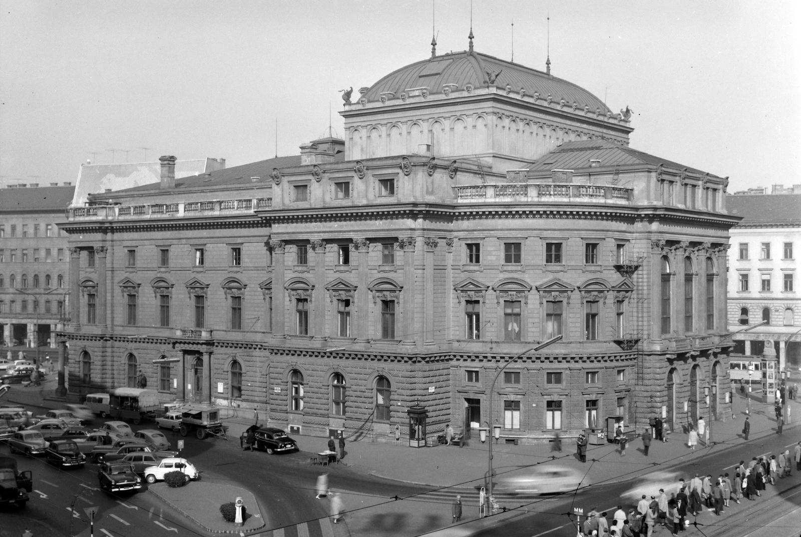 Hungary, Budapest VIII., Blaha Lujza tér és a Nemzeti Színház a Népszínház utca felől nézve., 1964, UVATERV, national theater, Fellner and Helmer-design, eclectic architecture, Budapest, Fortepan #96738