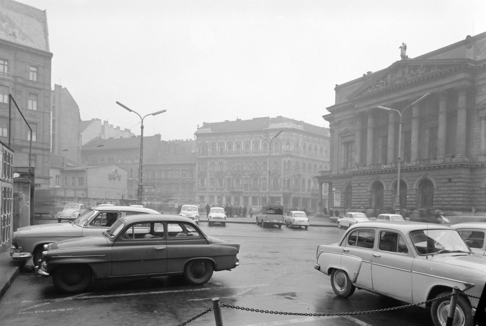 Hungary, Budapest VIII.,Budapest VII., Blaha Lujza tér, jobbra a Nemzeti Színház., 1964, UVATERV, street view, Fellner and Helmer-design, eclectic architecture, Budapest, Fortepan #96742