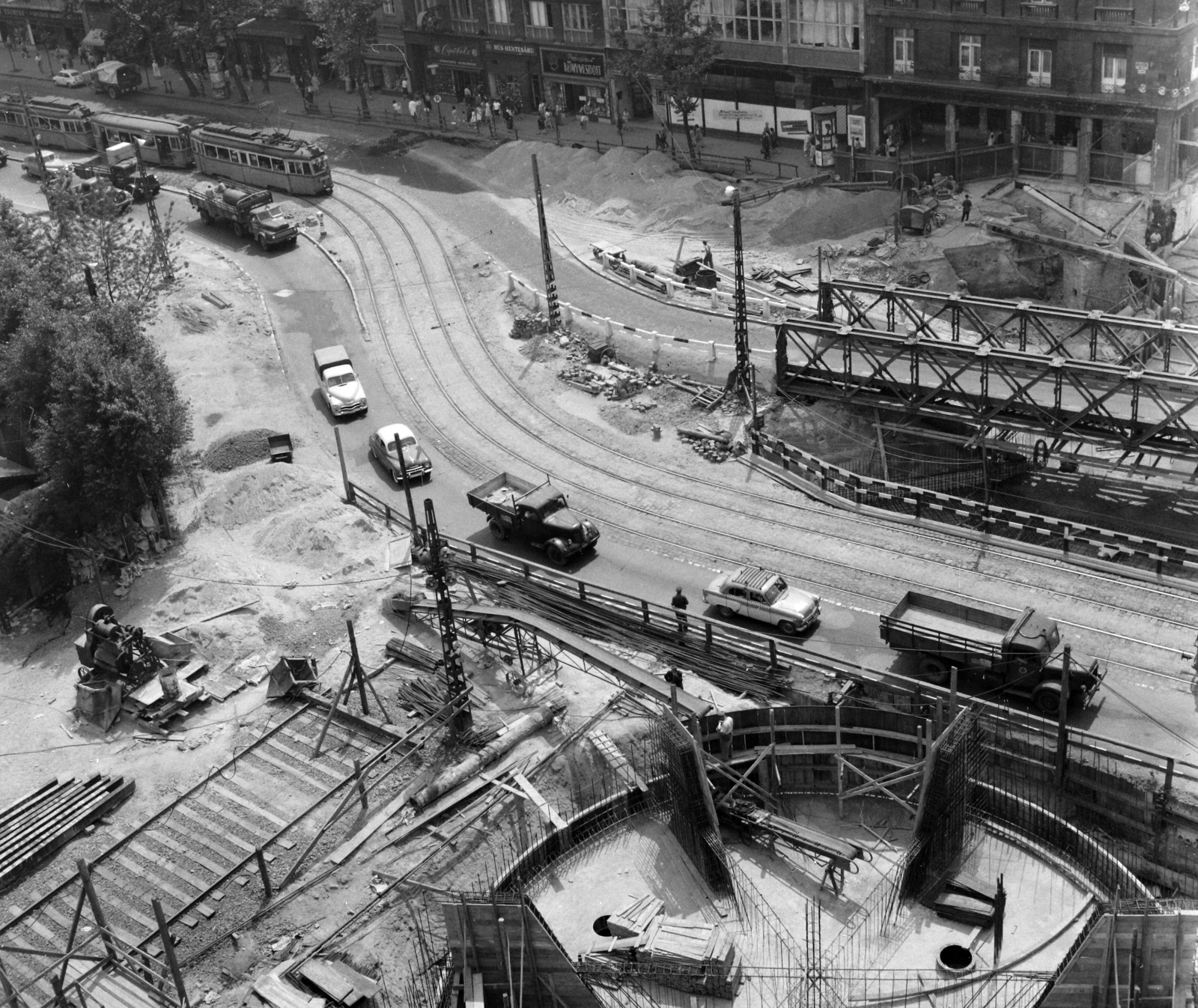Hungary, Budapest V., Astoria kereszteződés, metróépítés. Előtérben az aluljáró építésénél felhasznált Zagyva híd, jobbról az első ház az Astoria szálló., 1963, UVATERV, traffic, construction, commercial vehicle, street view, genre painting, taxicab, Moskvitch-brand, tram, subway construction, Budapest, roof rack, Fortepan #96746