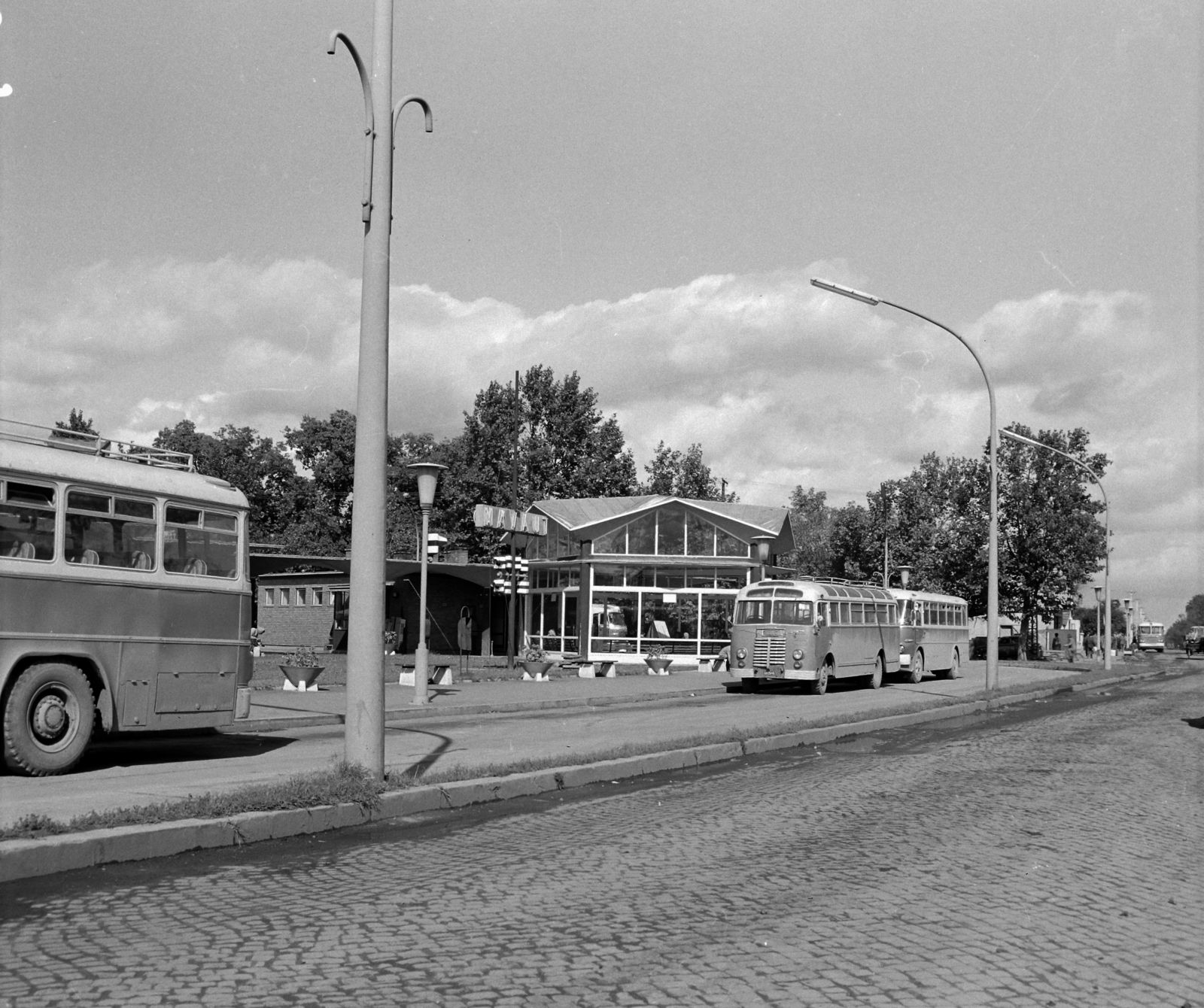 Magyarország, Szekszárd, Pollack Mihály utca, autóbusz-pályaudvar., 1965, UVATERV, Ikarus 620/630, Ikarus 30, Fortepan #96753