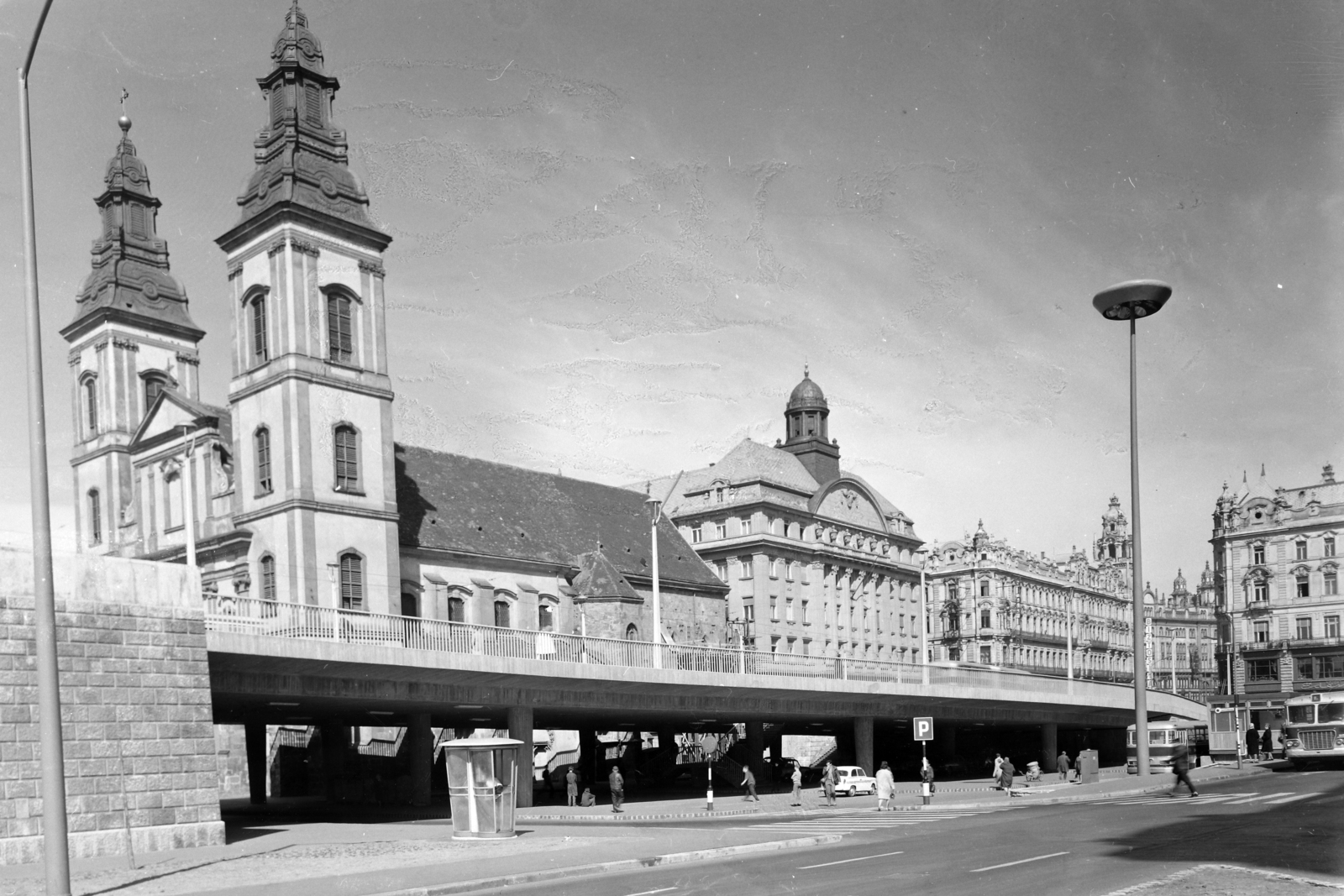 Hungary, Budapest V., Március 15. tér a Szabad sajtó út felé nézve, balra az Erzsébet híd lehajtója és a Belvárosi templom., 1965, UVATERV, Trabant-brand, street view, genre painting, bus stop, phone booth, lamp post, Ikarus 620, Budapest, Fortepan #96778