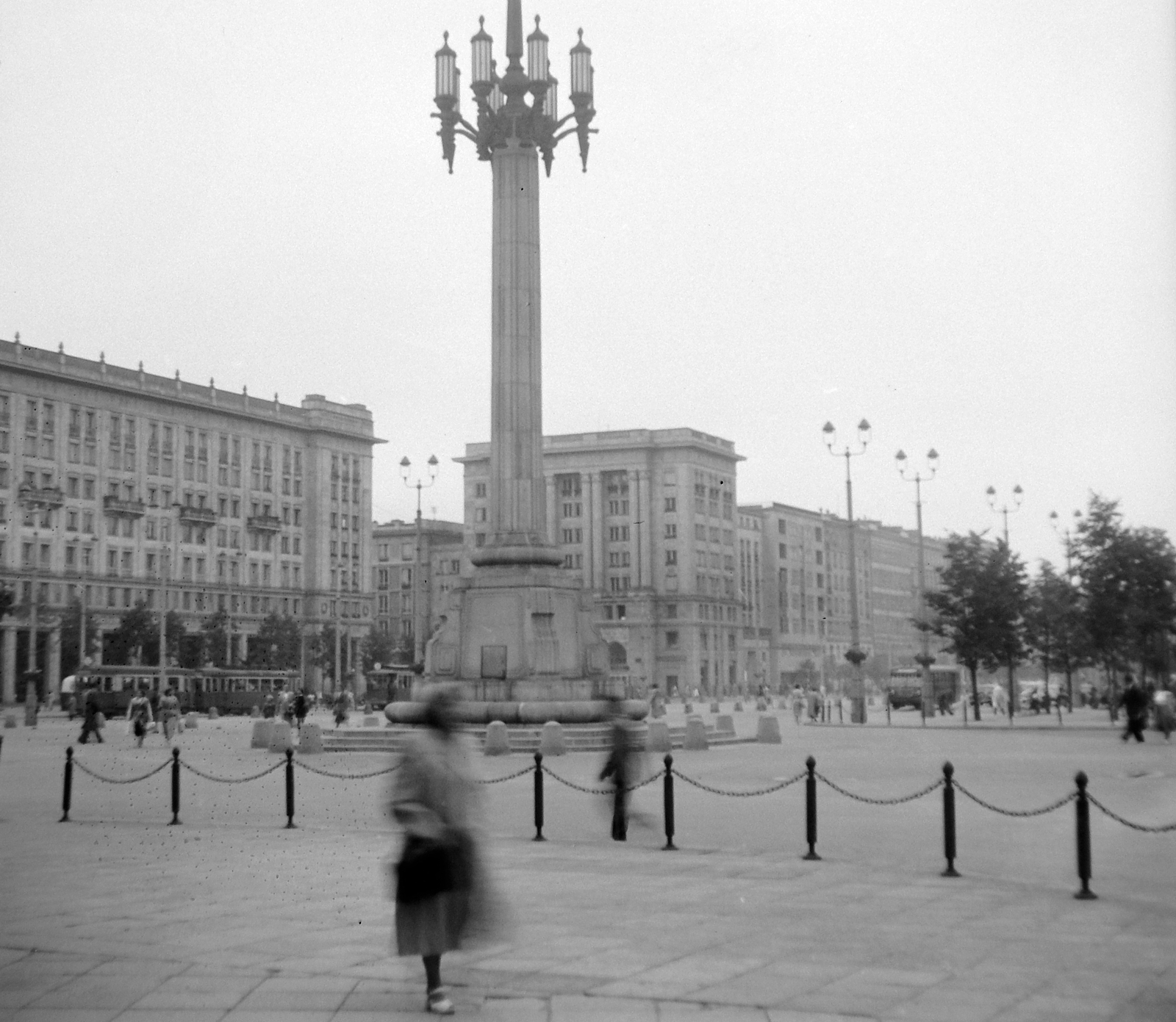 Lengyelország, Varsó, Alkotmány tér (Plac Konstytucji)., 1956, Gyöngyi, korlát, tér, lámpaoszlop, Fortepan #9678