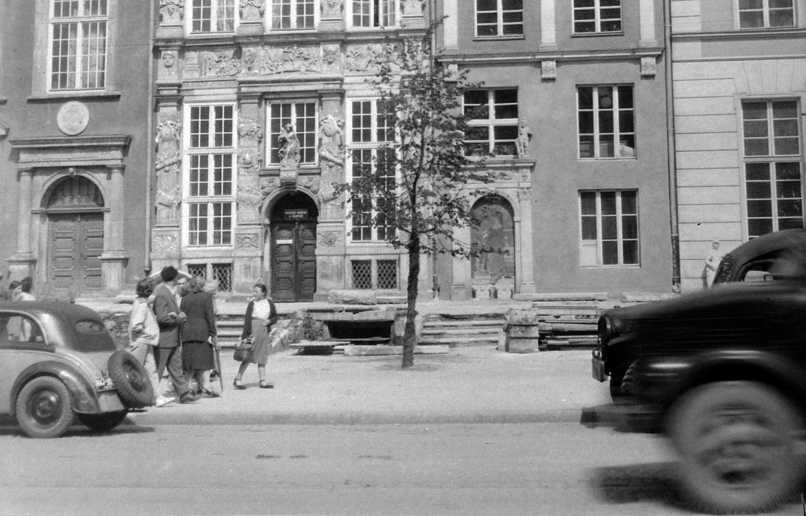 Poland, Gdańsk, Hosszú Piac (Dlugi Targ), balról a második az aranyozott domborművekkel és mitológiai és bibliai alakokkal díszített Aranyház (Zlota Kamiennica)., 1956, Gyöngyi, automobile, Abraham van den Blocke-design, Mannerist, Fortepan #9680