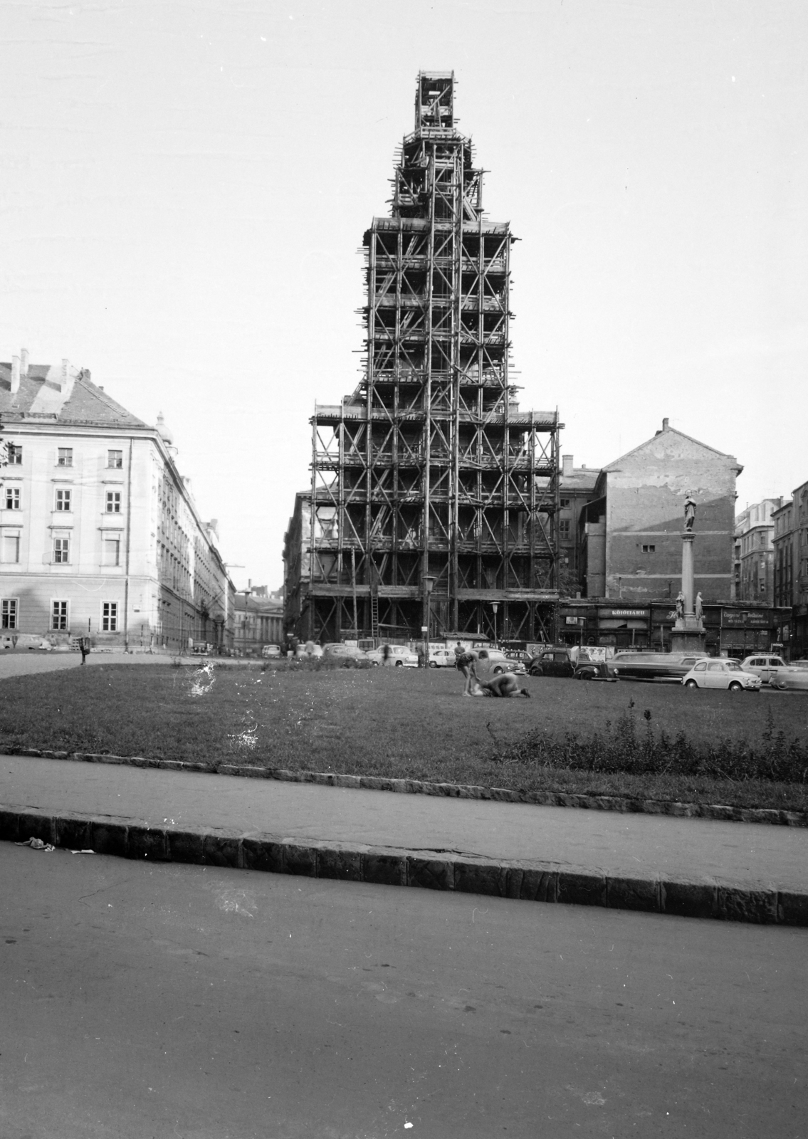 Magyarország, Budapest V., Szervita (Martinelli) tér a Kristóf tér irányából nézve, balra a Városháza, szemben a Belvárosi Szent Anna-templom (szervita templom) és a Mária oszlop., 1965, UVATERV, szobor, utcakép, Mercedes-márka, tűzfal, automobil, állvány, Steyr-Puch 500, Budapest, szerviták, Fortepan #96807