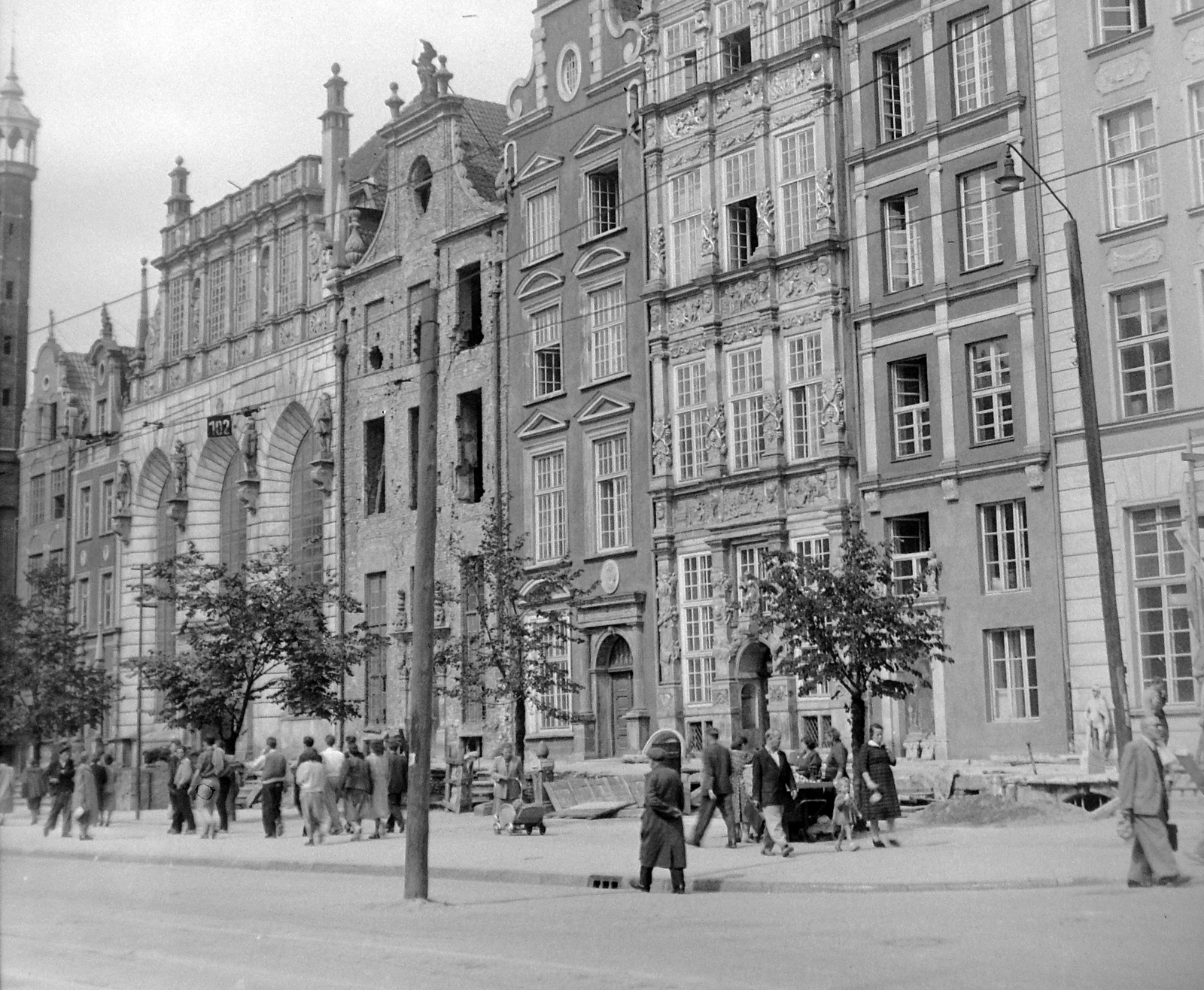 Poland, Gdańsk, Hosszú Piac (Dlugi Targ), jobbról a harmadik az Arany-ház., 1956, Gyöngyi, baby carriage, street view, damaged building, Abraham van den Blocke-design, Mannerist, Fortepan #9681