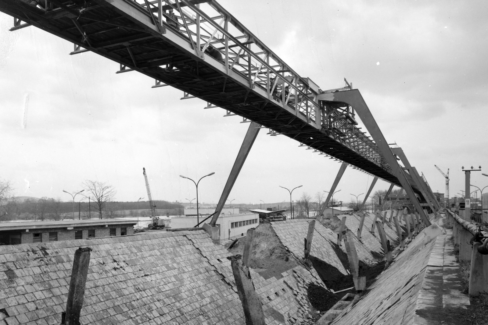 Hungary, Tata-Tóváros, Bánhidai Erőmű, a széntároló bunker feletti szállítószalag acélszerkezetének szerelése., 1966, UVATERV, Fortepan #96820