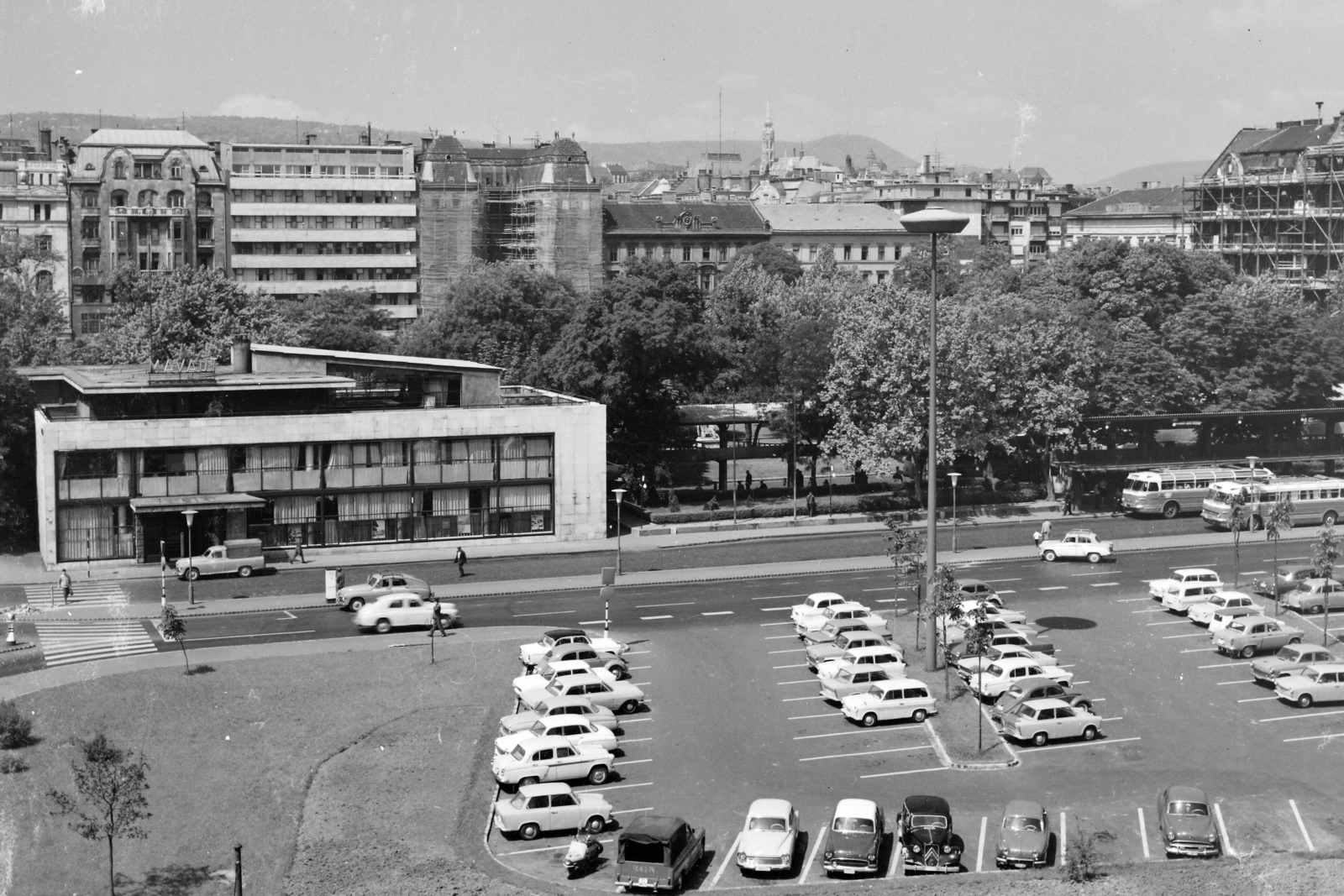 Hungary, Budapest V., Erzsébet (Engels) téri parkoló és MÁVAUT autóbusz-pályaudvar a Bajcsy-Zsilinszky út felől nézve., 1966, UVATERV, Trabant-brand, street view, Moskvitch-brand, MÁVAUT-organisation, car park, Citroën-brand, automobile, taxicab stand, Volkswagen Beetle, bus terminal, Budapest, István Nyiri-design, crosswalk, Fortepan #96824
