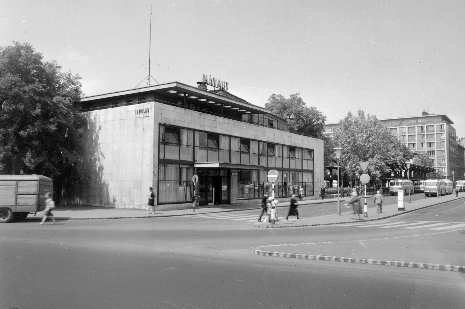 Hungary, Budapest V., Erzsébet (Engels) tér, MÁVAUT autóbusz-pályaudvar., 1966, UVATERV, street view, genre painting, MÁVAUT-organisation, taxicab stand, bus terminal, Budapest, István Nyiri-design, crosswalk, Fortepan #96826