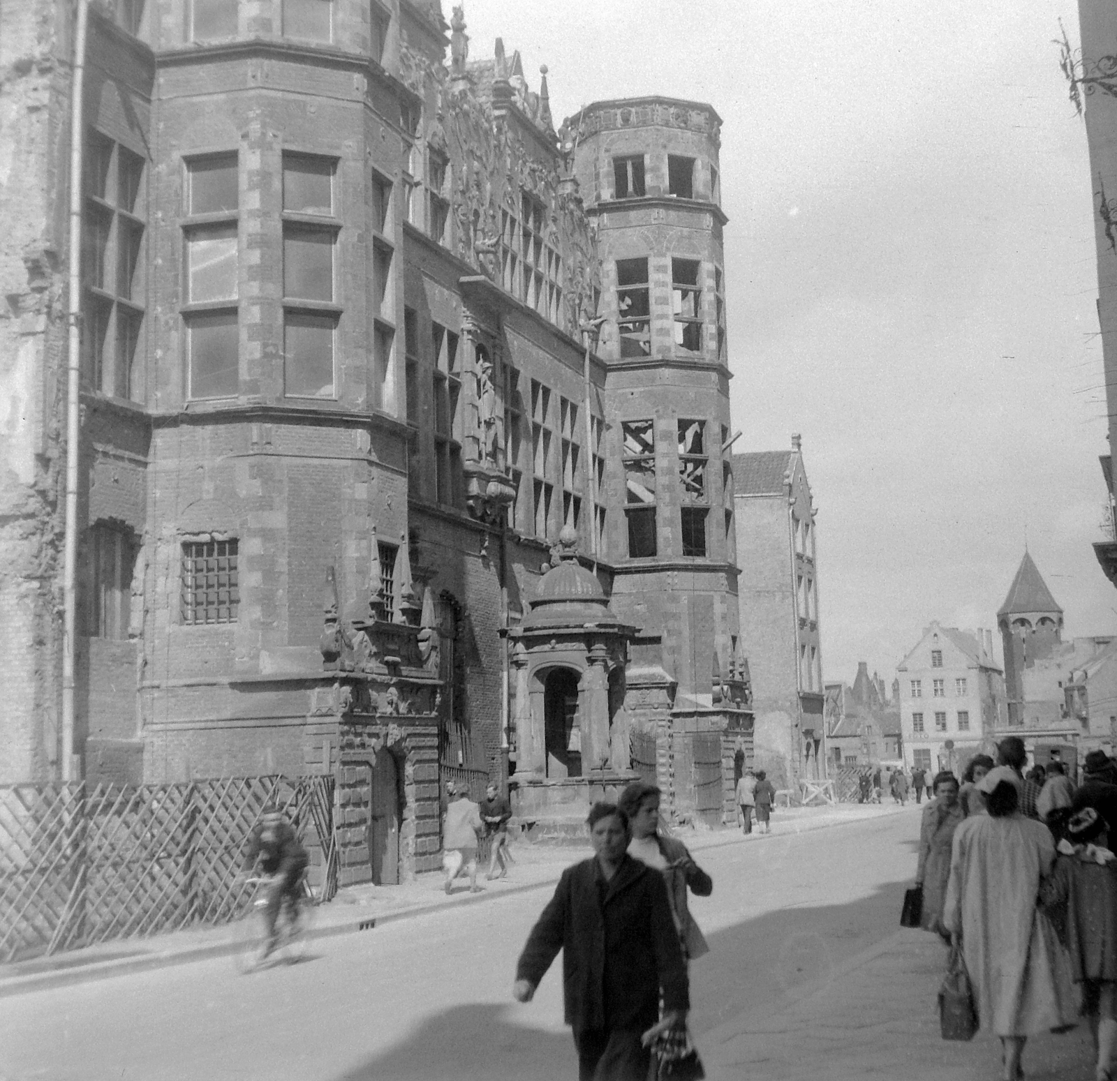 Poland, Gdańsk, ulica Kolodziejska, balra a Wielka Zbrojovna (Grosses Zeughaus, Nagy Fegyverraktár), háttérben a Jacek bástya., 1956, Gyöngyi, damaged building, tower, Abraham van den Blocke-design, Anthonis van Obbergen-design, Jan Strakowski-design, Fortepan #9685