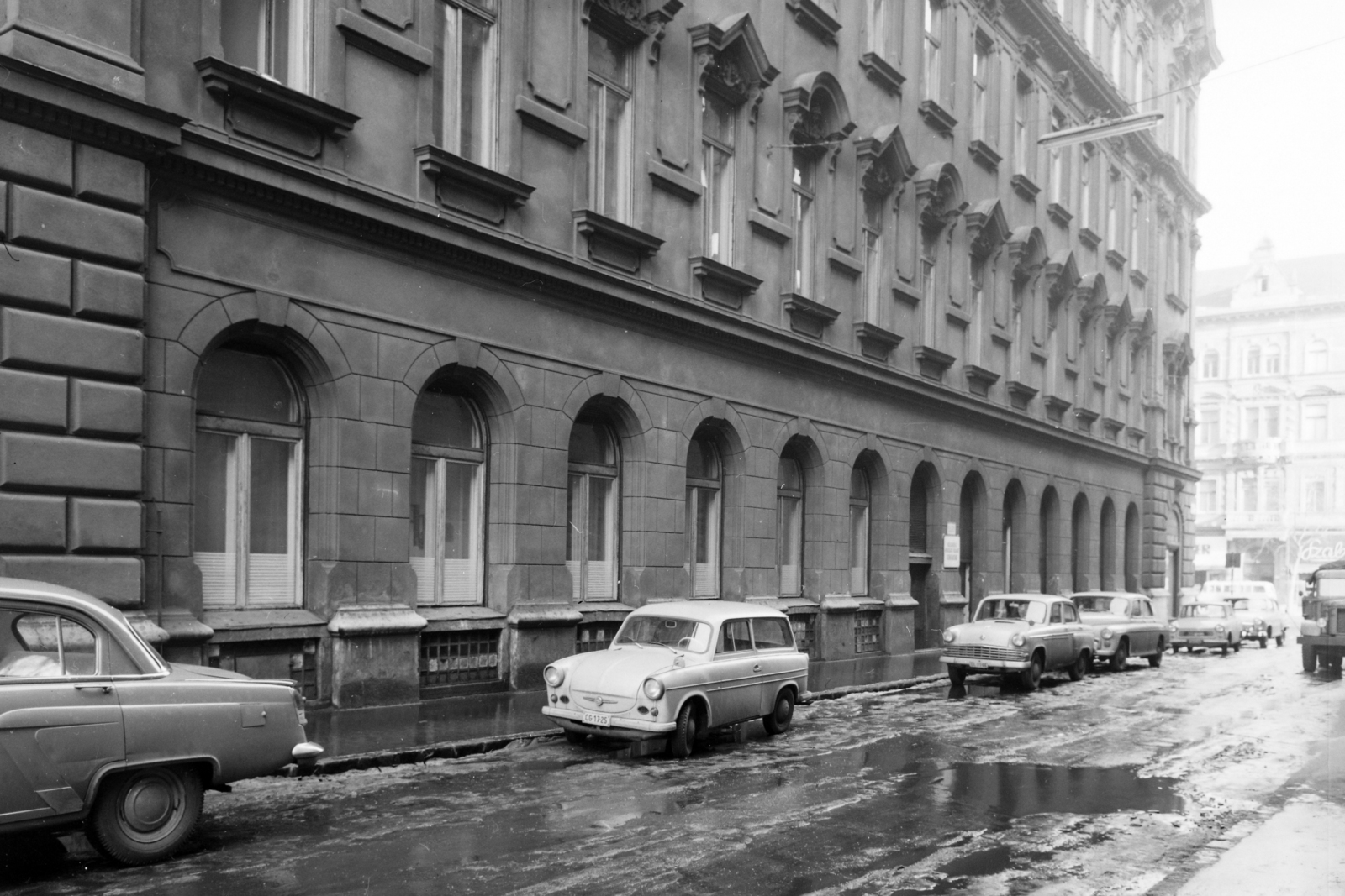 Hungary, Budapest VI., Dessewffy utca a Teréz (Lenin) körút felé nézve., 1968, UVATERV, Trabant-brand, M21 Wolga, Budapest, Fortepan #96894
