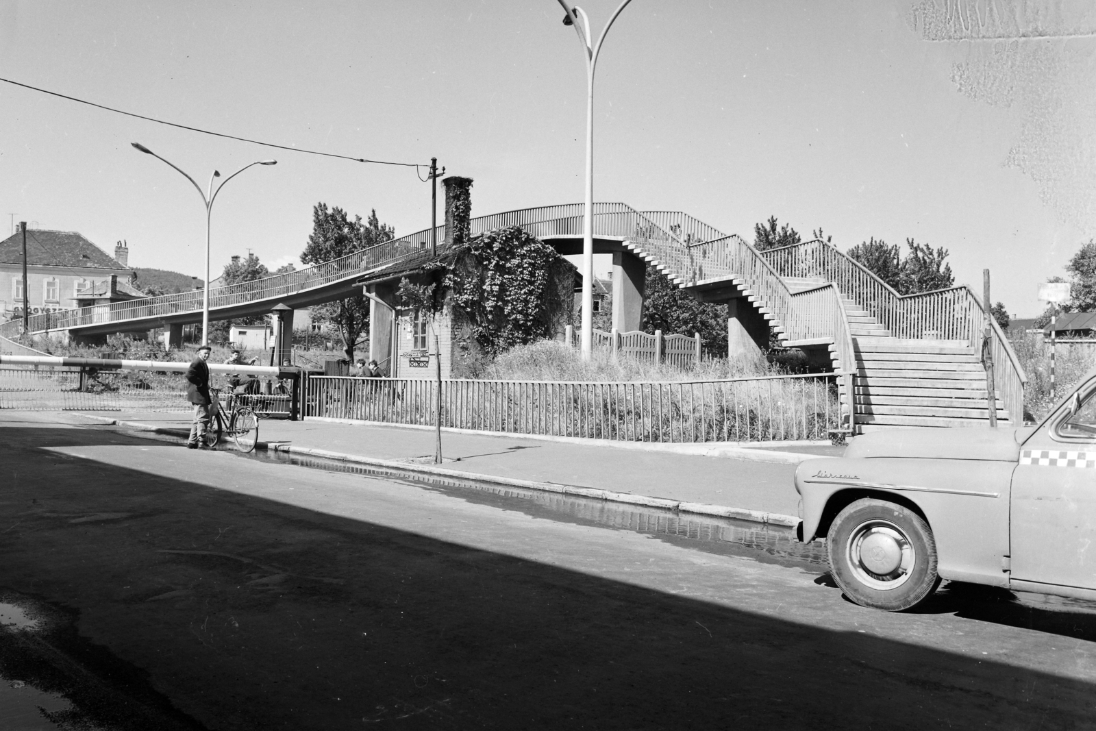 Hungary, Sopron, Batsányi utcai gyalogos felüljáró., 1968, UVATERV, taxicab, automobile, FSO-brand, overpass, Fortepan #96913