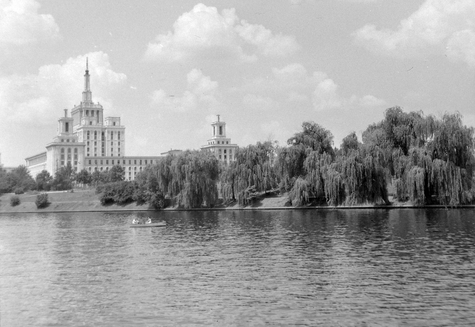 Románia, Bukarest, a Szabad Sajtó háza, a volt Scînteia-ház., 1964, Gyöngyi, folyó, csónak, szocreál, fűzfa, Horia Maicu-terv, Panaite Mazilu-terv, Fortepan #9692