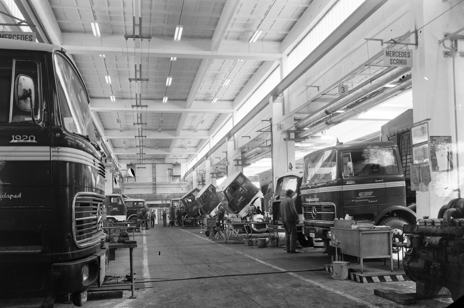 Hungary, Budapest XVI., Cinkotai út 34., a HUNGAROCAMION telephelye, szerelőcsarnok., 1971, UVATERV, Mercedes-brand, Budapest, Hungarocamion-organisation, Fortepan #96967