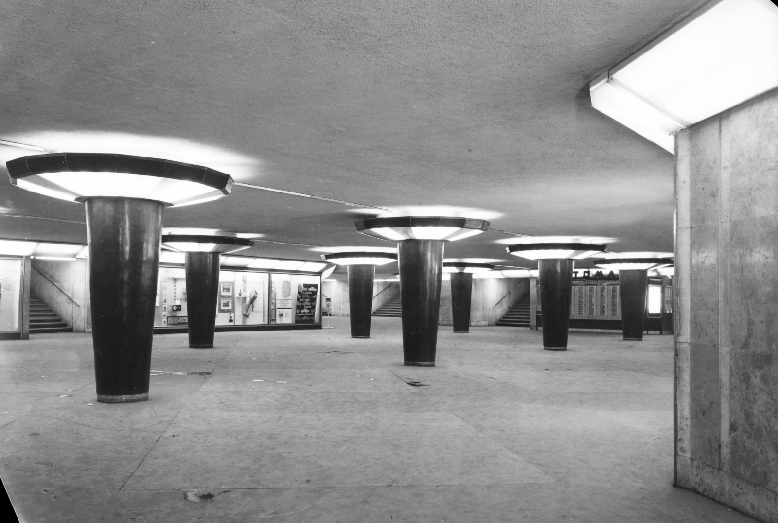 Hungary, Budapest, Astoria aluljáró., 1965, UVATERV, Show window, underpass, pillar, flight of stairs, decorative lamps, Fortepan #96987