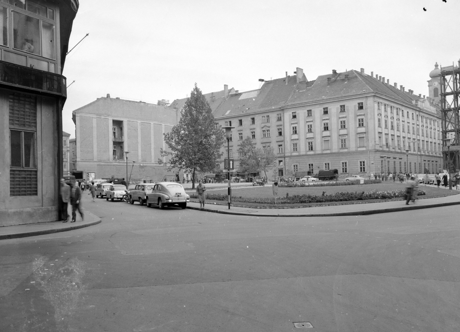 Hungary, Budapest V., Szervita (Martinelli) tér a Bécsi utca - Fehér Hajó utca saroktól nézve. Jobbra a Városháza., 1965, UVATERV, playground, Trabant-brand, motorcycle, street view, Moskvitch-brand, firewall, scaffolding, number plate, neon lights, Budapest, Fortepan #96988