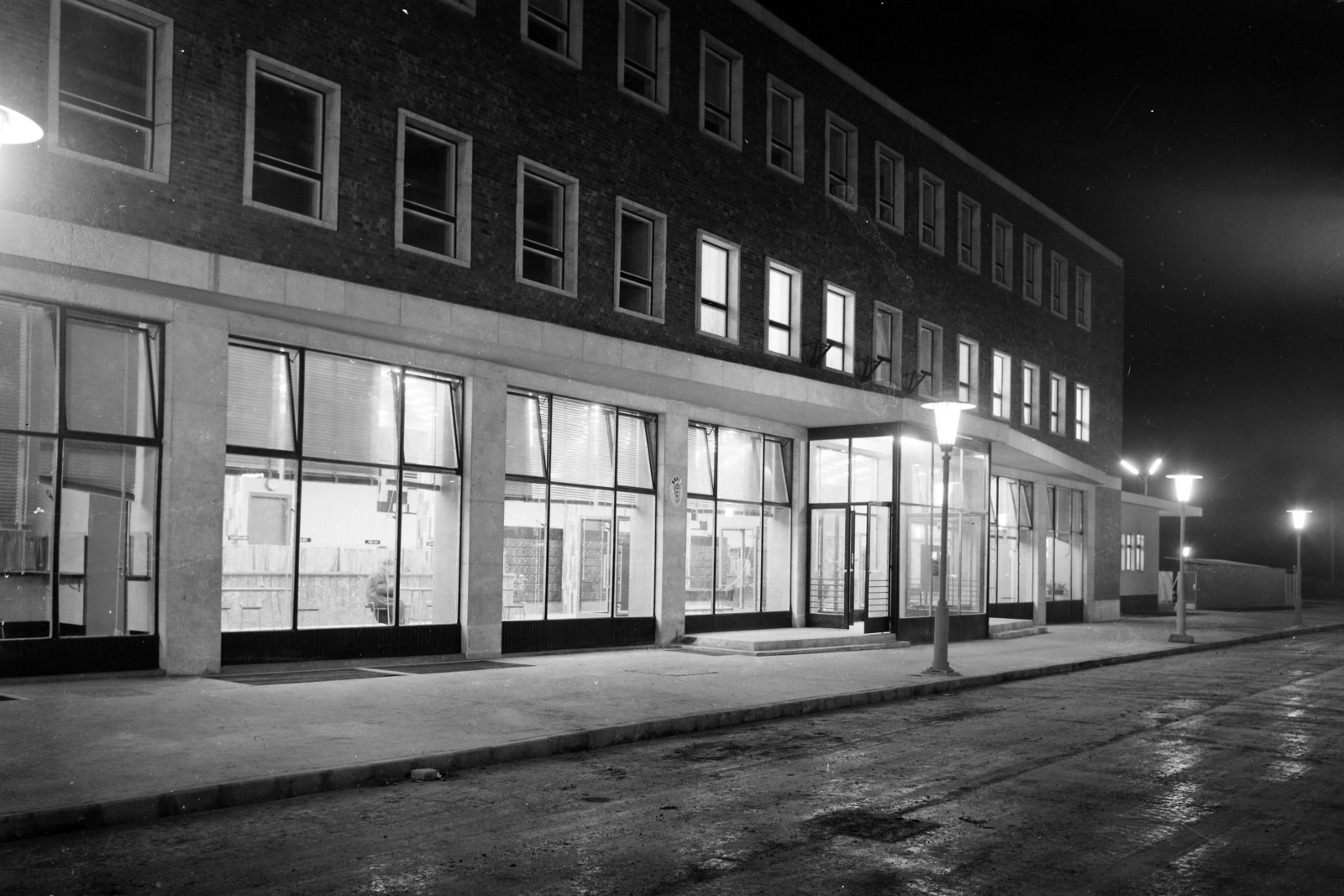 Hungary, Debrecen, Raktár utca, a vasútállomás melletti posta., 1963, UVATERV, street view, lamp post, night, post, neon lights, post office, Fortepan #96990