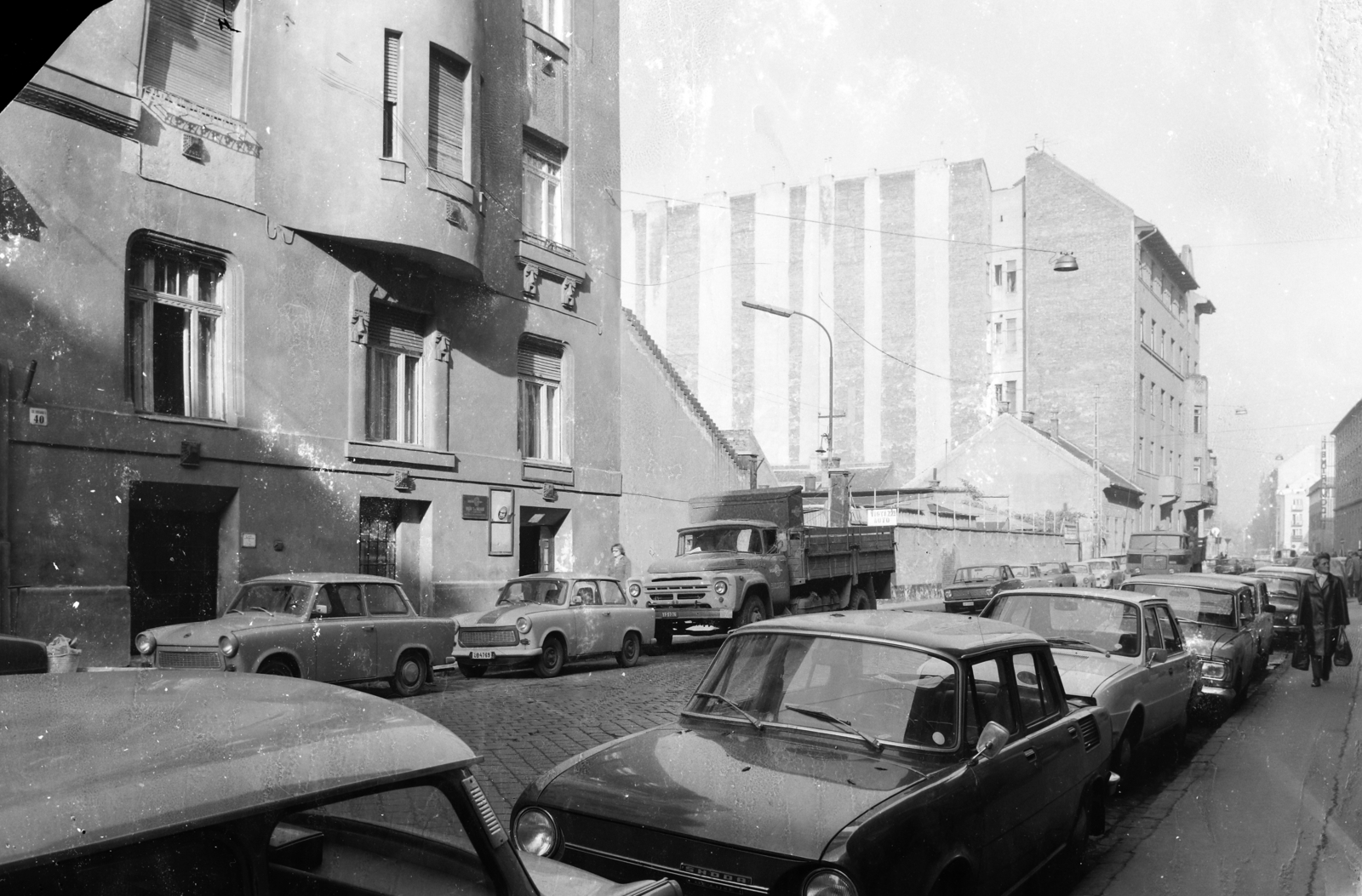 Magyarország, Budapest XIII., Visegrádi utca a Csanády utcától a Victor Hugo utca felé nézve., 1977, UVATERV, Budapest, kockakő, foghíj telek, tűzfal, ZiL-130, Trabant 601, Fortepan #96991