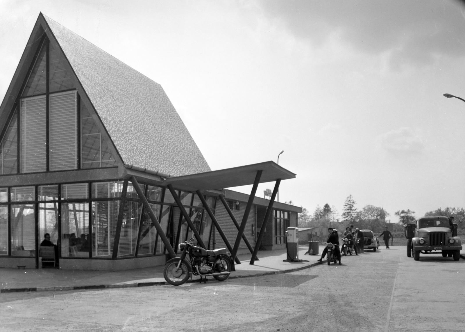 Hungary, Tata-Tóváros, Felsőgallai út, benzinkút az 1-es főút mellett., 1965, UVATERV, gas station, Fortepan #96993