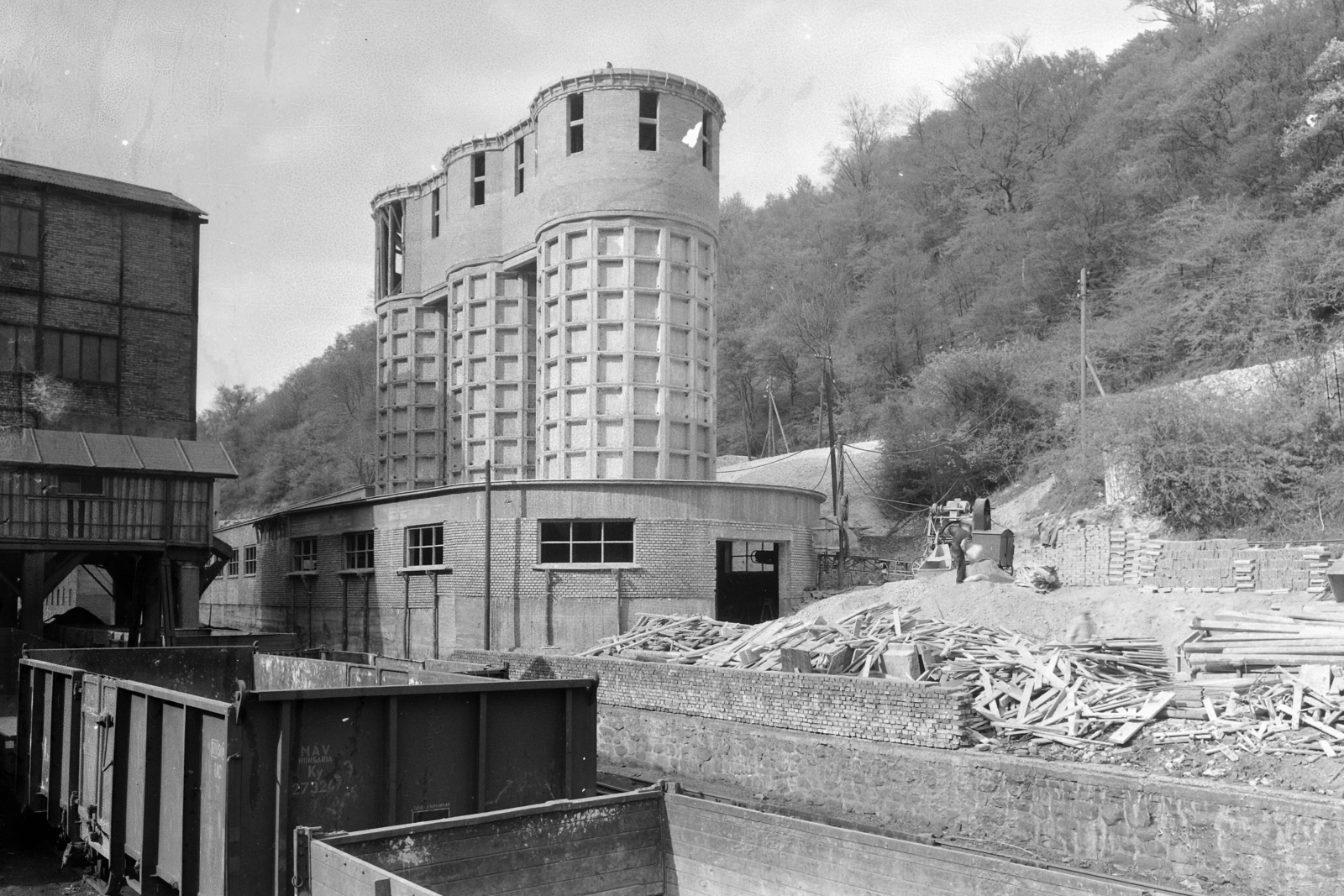 Hungary, Ajka, Köleskepe-völgy, a Jókai bánya széntároló silóinak építése., 1968, UVATERV, railway, Fortepan #96994