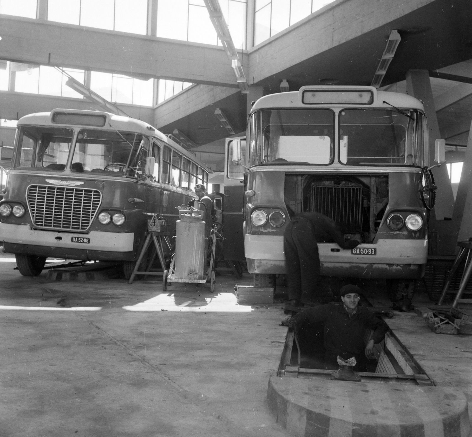 Hungary, Eger, Mátyás király (Lenin) út 134., 4. sz. AKÖV (később Agria Volán) telephelye., 1964, UVATERV, bus, Ikarus-brand, Ikarus 620, garage, Fortepan #97015